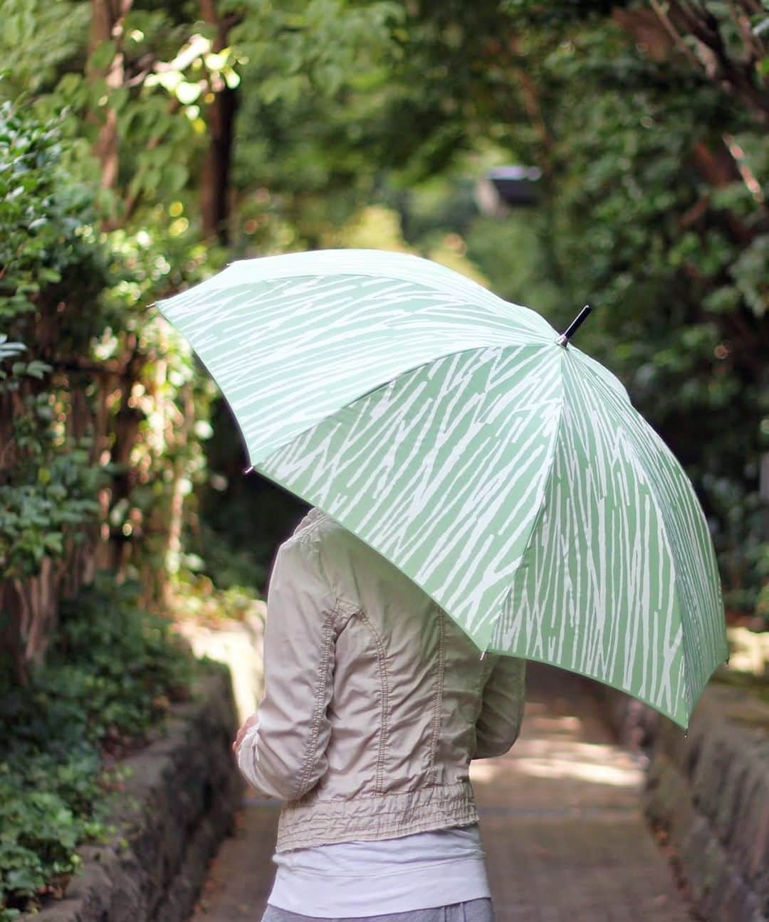 KOZLIFEさんのインスタグラム写真 - (KOZLIFEInstagram)「これからやってくる梅雨に備えて…！他の人とはちょっと差が出る、デンマークデザインの傘です。 . -登場したアイテム- KURA(クーラ)/アンブレラ バンブー -グリーン- . ◎商品は当店トップページのバナーorプロフィールのURLからどうぞ。 ▶︎ @kozlife_tokyo . 姉妹店はこちらから。 ▶︎ @naturalline_tokyo . #KOZLIFE #japan #LoveFoodLoveLife#Interior #instahome #instagood #instajapan #umbrella #henningkoppel #rainyday #rainy #暮らし #北欧インテリア #北欧雑貨 #北欧デザイン #インテリア #ヘイ #丁寧な暮らし #シンプルライフ #暮らしを楽しむ #ヘニングコペル #傘 #雨 #雨の日」5月16日 14時00分 - kozlife_tokyo