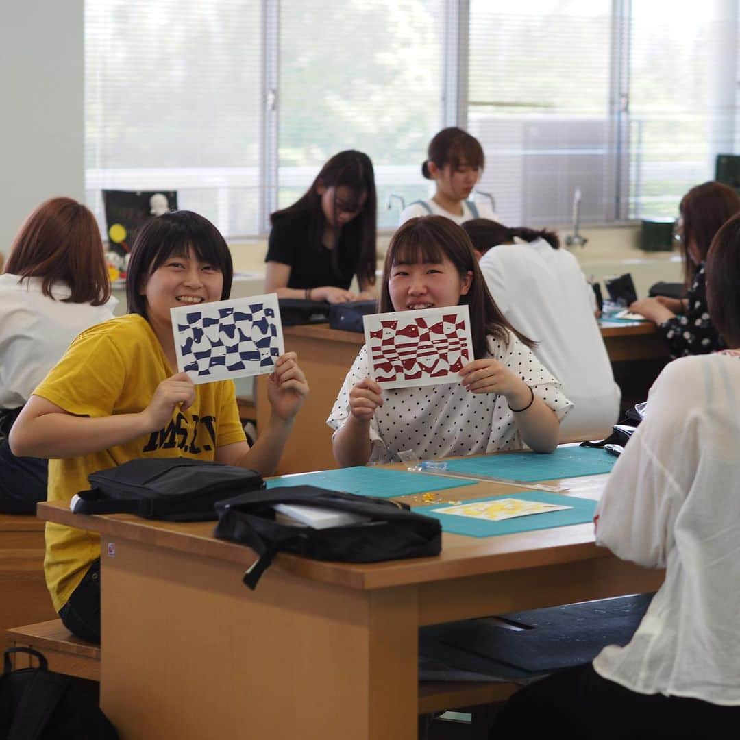 福岡女子短期大学さんのインスタグラム写真 - (福岡女子短期大学Instagram)「＠子ども学科 . 子ども学科１年生の図画工作では『ペーパークラフト①／２色の紙を編込んで形を表現』として作品作りを行いました。 . ２色のカラー画用紙にカッターナイフでデザインをしながら切り込みを入れ、組み編みでデザインを表現していきました。 . 今年の１年生は集中して丁寧に作業を行う学生が多い。分からないと諦めずに最後まで作品を仕上げているとのこと。素敵な作品が沢山出来ました🎁 . #福岡女子短大 #福女短 #福岡女子短期大学 #子ども学科 #ペーパークラフト #色紙 #太宰府 #短期大学 #保育実習 #あそび #おりがみ #折り紙アート #組み編み #保育士 #保育士の卵 #子どもの体育 #幼児教育 #保育士の卵 #幼稚園教諭 #幼稚園教諭の卵 #保育園実習 #保育士になりたい #保育学科 #保育士のたまご #大学生 #短大生 #未来の保育士 #福岡の女子短期大学 #女子大生 . ========[ 資料請求 ]======== ． 新しい福岡女子短期大学の資料請求（2020大学案内）を無料送付中です。本学ホームページからお気軽に申し込みください。 . 子ども学科/健康栄養学科 音楽科/文化教養学科 ． 福岡女子短期大学 住所：‪‪‪福岡県太宰府市五条四丁目16番1号‬‬‬ tel：‪‪‪092-922-4034‬‬‬（代表） . ====== ====== ======」5月16日 14時11分 - fukuoka_wjc