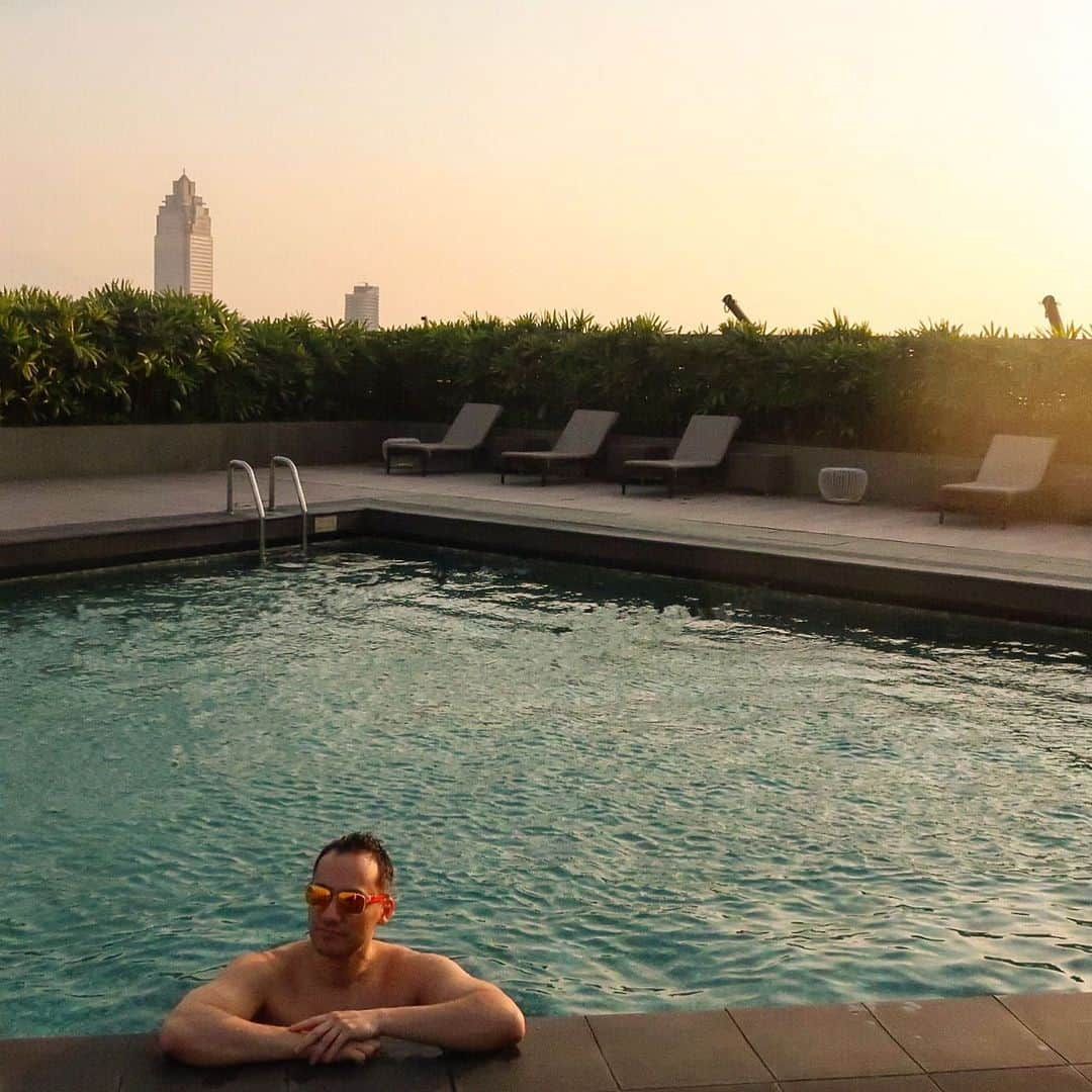 ベリッシモ・フランチェスコさんのインスタグラム写真 - (ベリッシモ・フランチェスコInstagram)「Bella ragazze! After hard work, the Roman Gladiator is relaxing by the pool! 😎⛱👙🍸☀️🐚 今日も一日お疲れ様でした。明日も精一杯頑張ります💪 Ecco il gladiatore romano, nato sotto l’ombra dell’Anfiteatro Flavio, che riposa le sue membra e...😂👍 #ベリッシモ #料理研究家 #francescobellissimo #chef #tvchef #luxurylifestyle #romanodesangiovanni #coattoromano #romano #spqrregna #イタリア人 #イタリアの種馬 #台湾 #台北 #regenttaipei #poolside #sexymen #イケメン #イケメン料理人 #pictureoftheday #karateka #sunset #tramonto #夕日 #パリピ #vip #芸能人 #bravohailettofinoaquàmoattaccheteastaceppa」5月16日 14時15分 - bellissimoyoshi