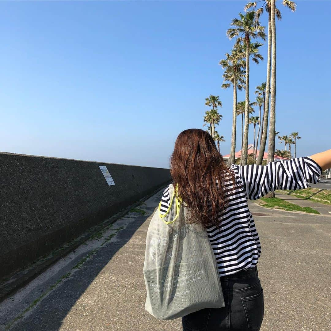 東原亜希さんのインスタグラム写真 - (東原亜希Instagram)「昨日までのTシャツご予約、たーくさん頂き本当に本当にありがとうございました!!!!! . 来週からは日焼け止め&ソープのキャンペーンが始まります☀️新しいこちらのメッシュバッグがノベルティ♡メッシュなのでプールも砂場も何処へでも♡イエローのパイピングがかわいい♡こちらはすぐお届けになります^ ^ . ラッシュも予定より早く進行できていて、お届けまでもうすこし🤩楽しみにしていてください♡」5月16日 14時16分 - akihigashihara