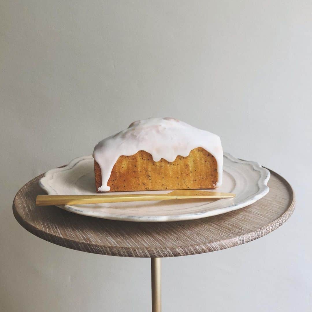 畑田萌さんのインスタグラム写真 - (畑田萌Instagram)「一番好きなレモンケーキを丸ごといただいた。ぜーたく。1人で食べきらないように気をつけよ🐷」5月16日 14時16分 - moehatada