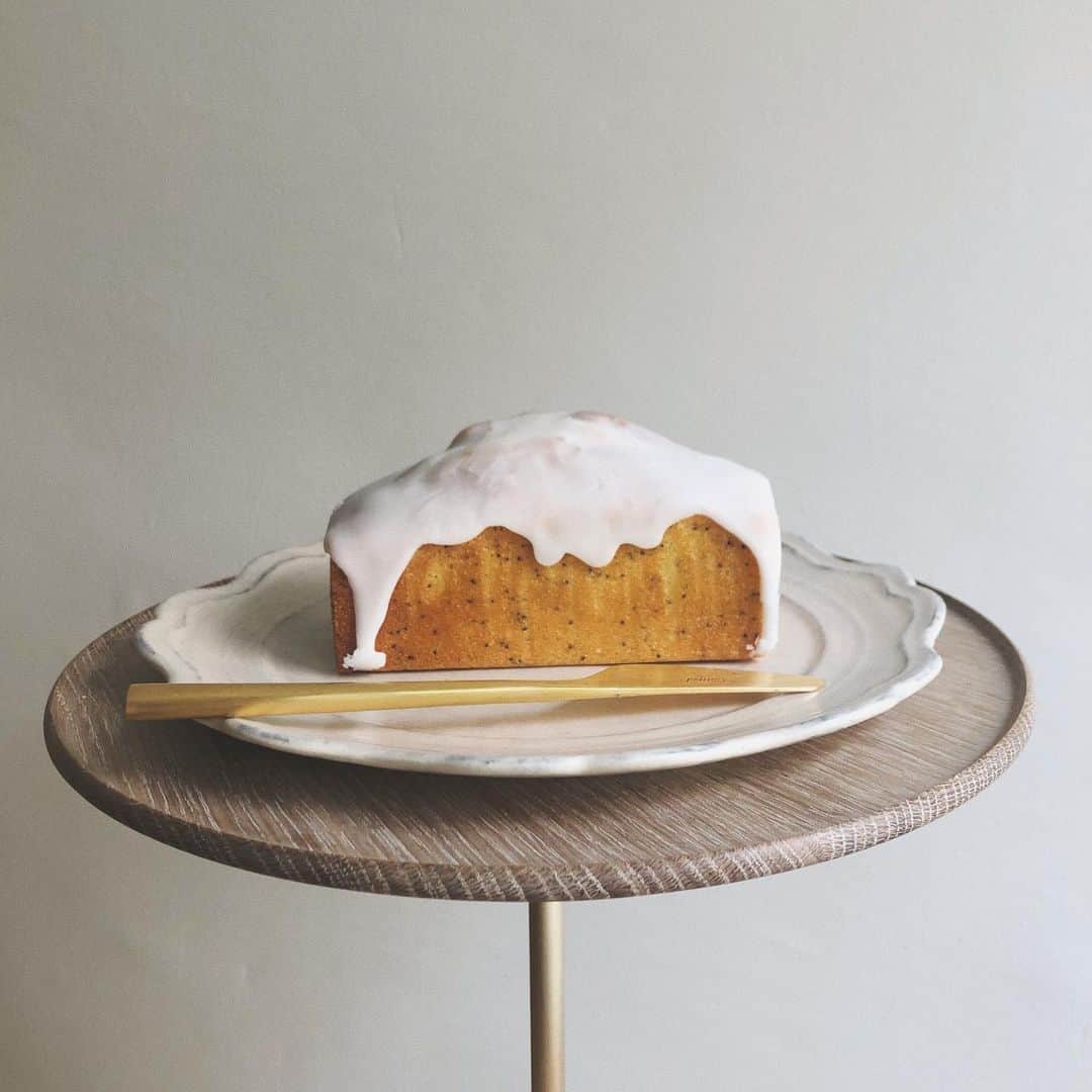 畑田萌のインスタグラム：「一番好きなレモンケーキを丸ごといただいた。ぜーたく。1人で食べきらないように気をつけよ🐷」