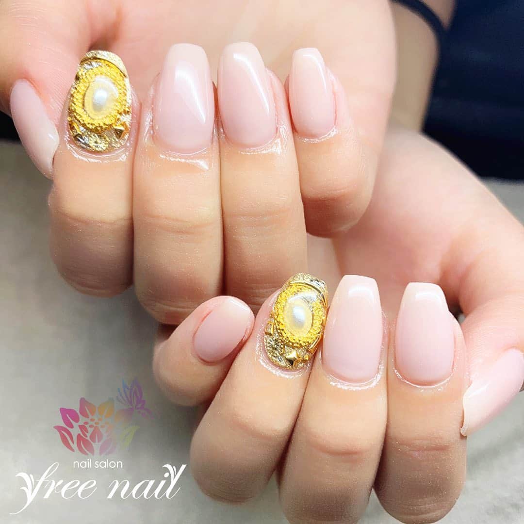 free nail フリーネイルのインスタグラム：「. お客様ネイル💅🏻🌺✨ . お洒落スクエネイル💠✨ . 夏っぽいテイスト👙✨ . ご来店ありがとうございました🙇🏻‍♀️🙇🏻‍♀️🙇🏻‍♀️💗 . #ネイル #フリーネイル #ネイルアート #ジェルネイル #ネイルサロン #大阪ネイルサロン #ネイルデザイン #ネイルチェンジ #スクエアネイル #ギラギラネイル #パールネイル #スタッズネイル #ピンクネイル #ゴールドネイル #デザインネイル #シンプルネイル #トレンドネイル #大人ネイル #初夏ネイル #夏ネイル #美甲 #日式美甲 #summernails #nailsart #nailsalon #nailsdid #newnails #newnail #freenail」