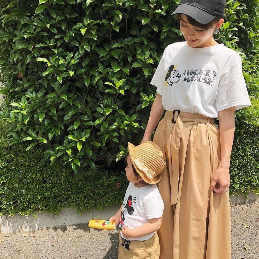 岡部玲子さんのインスタグラム写真 - (岡部玲子Instagram)「ミッキー❤️ミニーにチノスカート…靴まで一緒😁✨ #岡部玲子 #子育て #主婦 #アラフォーママ #タレント #レポーター #39歳 #東京 #吉祥寺 #住みたい街 #親子コーデ #ディズニー #スターバックス #スタバ #mama #talent #reporter #instagood #f4f #japan #kichijoji #starbucks #smile #happy #disney #fashion #kidsfashion #mamafashion #love」5月16日 14時40分 - reiko_okabe