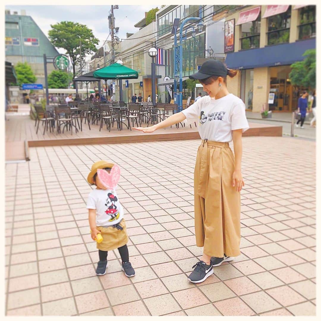 岡部玲子さんのインスタグラム写真 - (岡部玲子Instagram)「ミッキー❤️ミニーにチノスカート…靴まで一緒😁✨ #岡部玲子 #子育て #主婦 #アラフォーママ #タレント #レポーター #39歳 #東京 #吉祥寺 #住みたい街 #親子コーデ #ディズニー #スターバックス #スタバ #mama #talent #reporter #instagood #f4f #japan #kichijoji #starbucks #smile #happy #disney #fashion #kidsfashion #mamafashion #love」5月16日 14時40分 - reiko_okabe