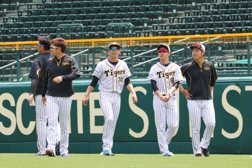 阪神タイガースさんのインスタグラム写真 - (阪神タイガースInstagram)「今日は甲子園球場で投手練習でした！ #西勇輝 選手 #島本浩也 選手 #石崎剛 選手 #浜地真澄 選手 #守屋功輝 選手 #秋山拓巳 選手 #岩田稔 選手 #ランディメッセンジャー 選手 #投手陣 #阪神タイガース  #ぶち破れオレがヤル」5月16日 14時44分 - hanshintigers_official