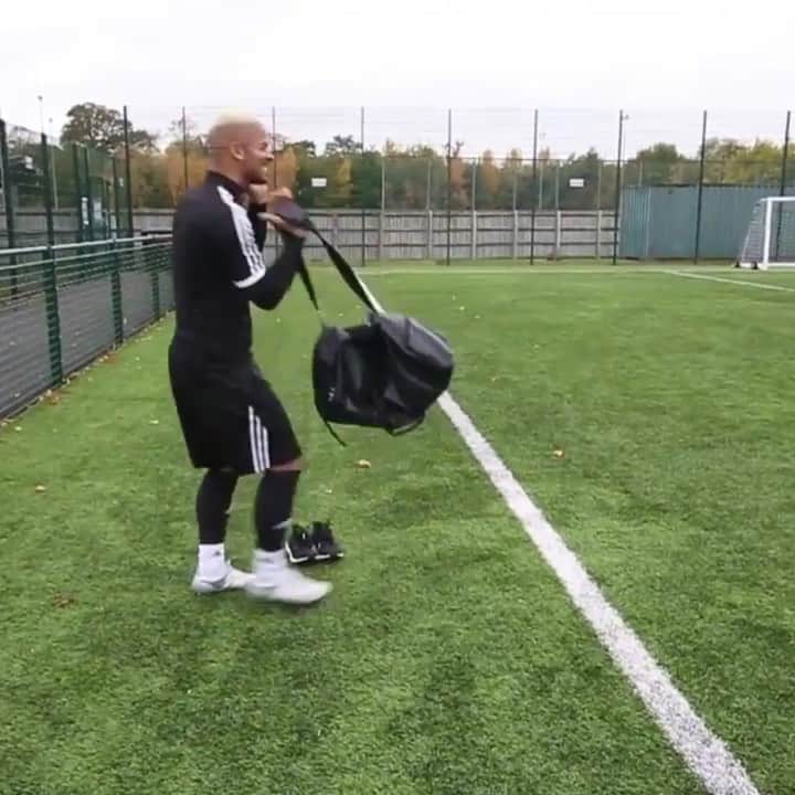 のインスタグラム：「#TBT ‘Jez, you forgot your bag’ 🤪🎒🙊」