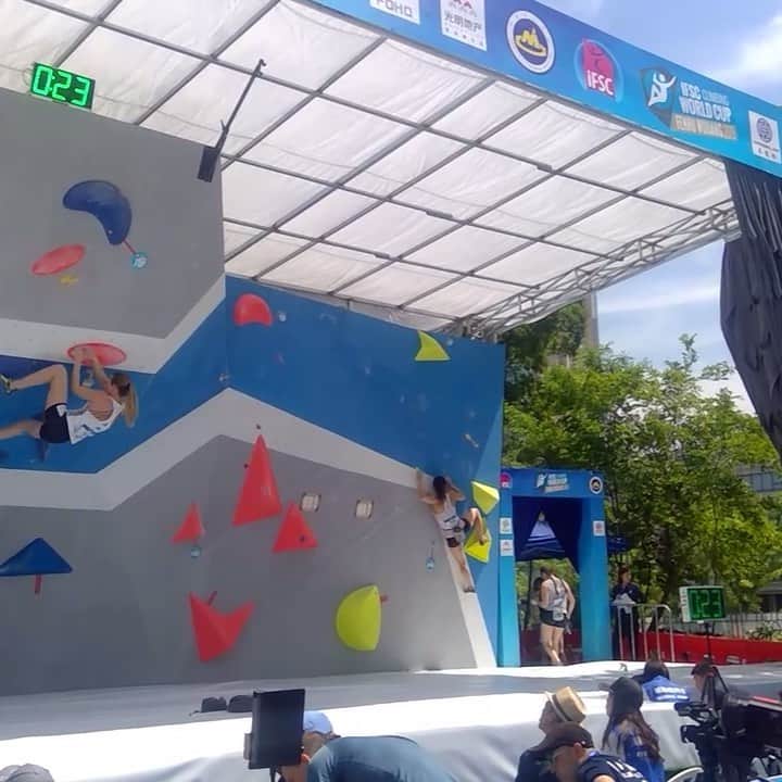 アラーナ・イップのインスタグラム：「A buzzer beater top from qualifiers in Wujiang two weeks ago. If you look closely at the end you can see me land on @nonaka_miho 😱 (luckily she was okay!) ⠀⠀⠀⠀⠀⠀⠀⠀⠀ I’m sad to be skipping the next stop on the World Cup circuit in Munich (and also Canadian Lead Speed Nationals), but psyched to be home for a bit to get outside and train for lead. Good luck to @mccollsean @jason.holowach @lucasuchida who will represent 🇨🇦 this weekend in Munich!」