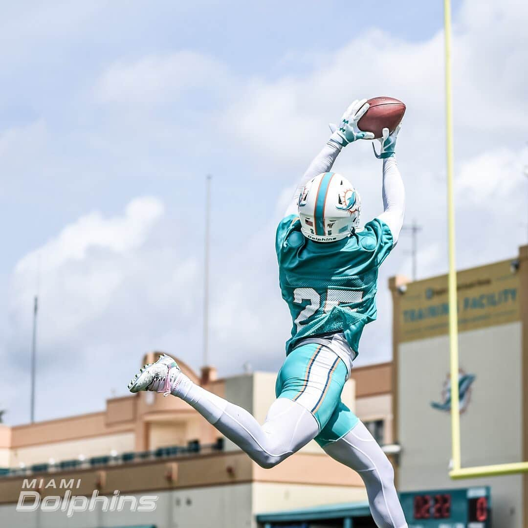 マイアミ・ドルフィンズさんのインスタグラム写真 - (マイアミ・ドルフィンズInstagram)「Taking flight ✈️」5月17日 1時57分 - miamidolphins