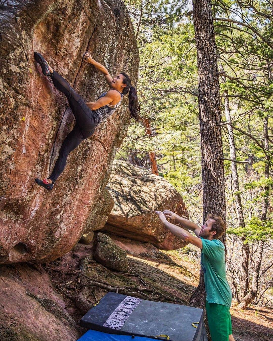 ニーナ・ウィリアムズさんのインスタグラム写真 - (ニーナ・ウィリアムズInstagram)「It’s cheating if you bend your knees. #rulesofclimbing 😂 @hazel_findlay 📸 @james_lucas 🙌🏼」5月17日 0時25分 - sheneenagins