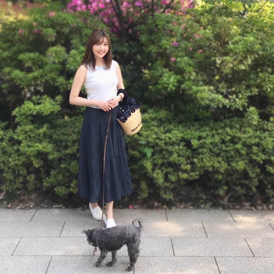 橘珠里さんのインスタグラム写真 - (橘珠里Instagram)「先日のコーデ🐕🎶 ⠀ ⠀ 最近ブルーが大好きすぎて、水色からネイビーまで、青いアイテムを見るとすぐに欲しくなってしまいます😍💙 ⠀ ⠀ コーデの詳細は、 プロフィールページ ( @jurinu )最後に記載のアドレスからチェックしていただけます♥︎ *----*----*----*----*----* #sscollectivejp #sslooksjp #shopstylejp  #pr #outfit #shopstyle #japanesefashion #maisondefleur #gu #uniqlo #maltipoo #kobelettuce #danielwellington #プチプラコーデ #夏コーデ #ジーユー #ジーユーコーデ #ユニクロ #ユニクロコーデ #神戸レタス #メゾンドフルール #大人コーデ #大人カジュアル #ブルーコーデ #ノースリーブニット #スカート #カゴバッグ #かごバッグ #ダニエルウェリントン #嫁グラフィー」5月17日 0時26分 - jurinu