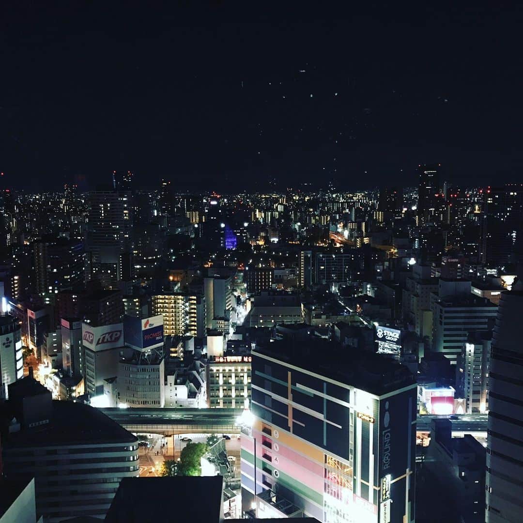のインスタグラム：「当店の窓から見える夜景はまるで夜空の星が下に落ちているかのような絶景です。 大切な方と素敵な思い出を作りませんか？  #大阪#梅田#阪急#グランドビル#夜景#絶景#シーフード#トラットリア#Sdining#景色#夜空#星#素敵な思い出」