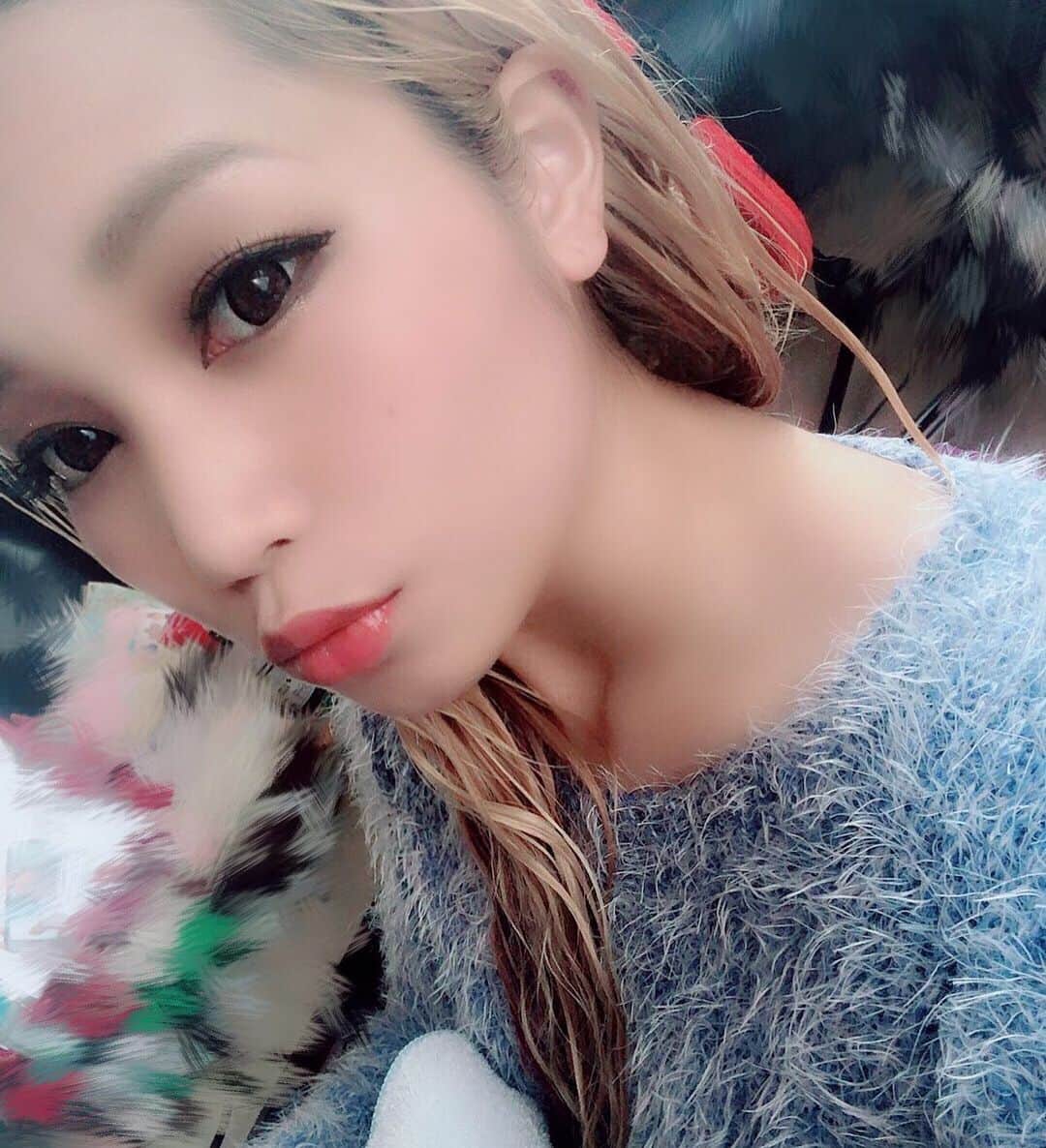 R!Nのインスタグラム：「6月8日のワンマンで会おうね。 その前に5月22日、下北沢440でツーマンライブがあるけど。  大好きなみんなへ 7年間ありがとう  しばしの間、 ボーカリストとしての活動に専念します。  私の性格を知ってる人なら納得するような答えですが、私は何事においても中途半端になるのが嫌いです。やるなら死ぬ気でやる、適当が嫌い。自分が出せる力をギリギリまで振り絞らなければ気が済まないタイプです。  そして、なによりも私が求めてきた何かがそこにある。今はきっとわかってもらえない人もいる。けど、いずれ分かる。  これから私が活動していく中で証明してみせます。信じてついてきてね。 私はいつだって、みんなのことを信じて頑張ってこれたから、これからもみんなのことを信じるよ。  おやすみ。」