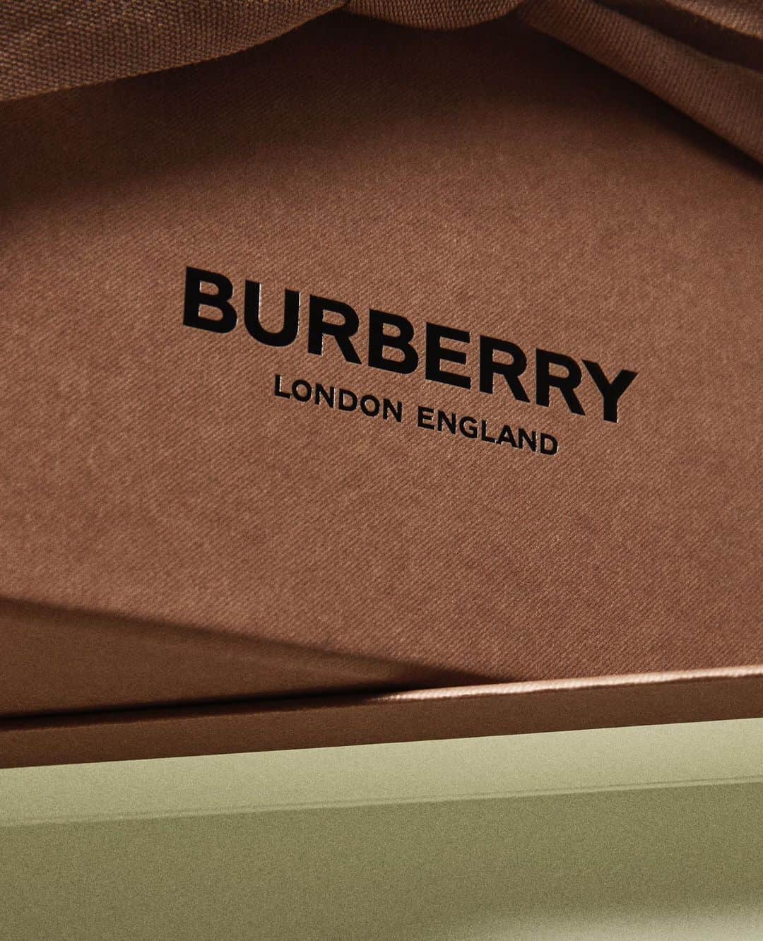 Burberryさんのインスタグラム写真 - (BurberryInstagram)「Introducing #ReBurberry . We have worked to drive positive change for our industry for over a decade . From our stores and offices, to our manufacturing and distribution sites, we are committed to a zero-waste mindset and have a goal to become carbon neutral by 2022 . Explore our Stories to see more . #SustainableFashion #RewritingFashion #CPHFS19」5月17日 0時32分 - burberry