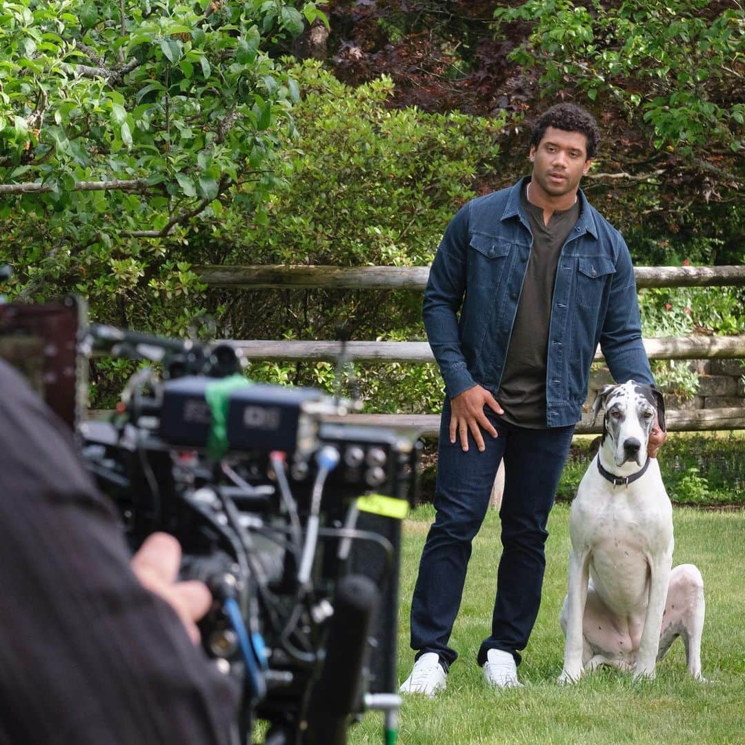 ラッセル・ウィルソンのインスタグラム：「Naomi and I are honored to partner with @BanfieldFoundation on a very important PSA to help drive awareness that sadly in homes where domestic violence occurs, pets are often victims too. The foundation’s #SaferTogether program provides grants to nonprofit organizations, as they increase their capacity to help people and pets find safety together. Stay tuned for our PSA, airing this fall. Visit www.BanfieldFoundation.org/SaferTogether to learn more. #ad #behindthescenes」