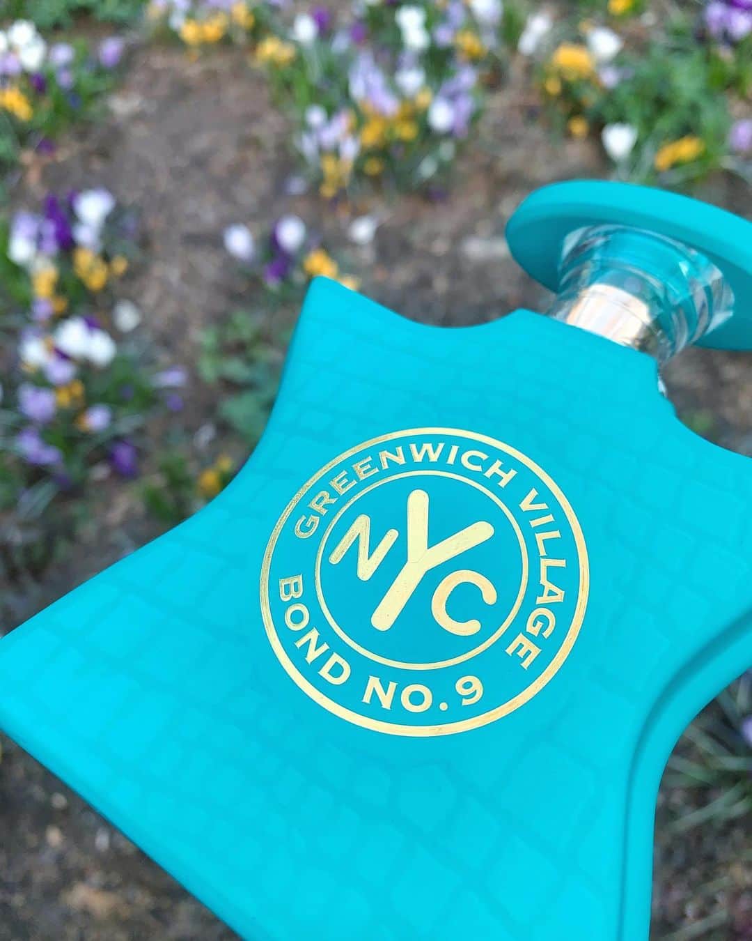 のインスタグラム：「What better way to enjoy the spring season than with Greenwich Village? An oriental vanilla with a touch of floralcy.  #bondno9 #bondno9ny #newyork #newyorkcity #nyc #greenwichvillage #spring #fragrance #perfume #love」