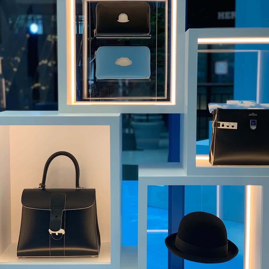 Vogue Taiwan Officialさんのインスタグラム写真 - (Vogue Taiwan OfficialInstagram)「#vogueceleb  DELVAUX攜手比利時知名超現實主義大師Magritte Foundation，共同推出充滿魅力和趣味的全新系列，特別於BELLAVITA中庭舉辦René Magritte馬格利特系列特展  間主體為透明藍色壓克力打造而成，傳達一種若隱若現的視覺感受；展場內盡是比利時超現實主義畫家馬格利特的標誌元素，如綠蘋果、黑色禮帽、雨傘、菸斗等等，特別邀請到賈靜雯出席，她身穿LinLi Wedding桃紅色套裝，搭配DELVAUX René Magritte系列Brillant L’Humour天堂藍中型牛皮肩揹包款，溫柔氣息中也重現了喬安姊的俐落幹練👜  #賈靜雯 #delvaux #magritte #fashion #voguefashionnow #exhibition #bellavita #brillant」5月17日 0時49分 - voguetaiwan