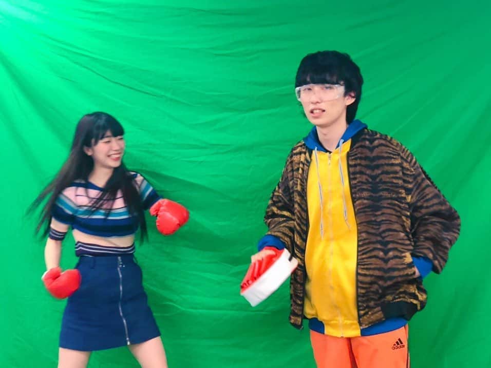 ぱいぱいでか美のインスタグラム：「Mega ShinnosukeくんのMVに友情出演的な感じで出演致しました！ 見てね〜〜〜！ ꙳ #megashinnosuke #マルルーン #sooogood! ꙳ 6/5発売のMega Shinnosuke『HONNE』収録曲 『O.W.A』のMVに出演致しました〜 いろんな小道具使っての撮影楽しかったです〜 写真は映像じゃ使われてないけどMegaくん相手にミット打ちするとこです。 私、人殴る時こんなに楽しそうなんですか……。 sooogood!シミズ先輩の紹介で出演しまして 撮影までまじで面識なかったんですけどMegaくん面白い方でした〜！ 撮ってる時は完成どうなるん？と思ったけどカオスながらに クールに仕上がっててMV監督のマルルーンくんすごいな〜 マルルーンくんまだ高2なのやばすぎるし撮影現場に制服で来てたのときめきました…。 とにかく是非見てよね〜！曲もかっこいいし！ ストーリーにリンク載せたよー。 たまに出てくる私を見つけるのも楽しいかと！ 眉村ちあきちゃんとか、ぼく脳さんとか、ドーンとか、 撮影日違うけど知ってる人もいっぱい出てて私も見てて楽しかったです。 なんでもありのモハメドアリでした。 (Megaくんが撮影中めちゃくちゃ言ってました)」