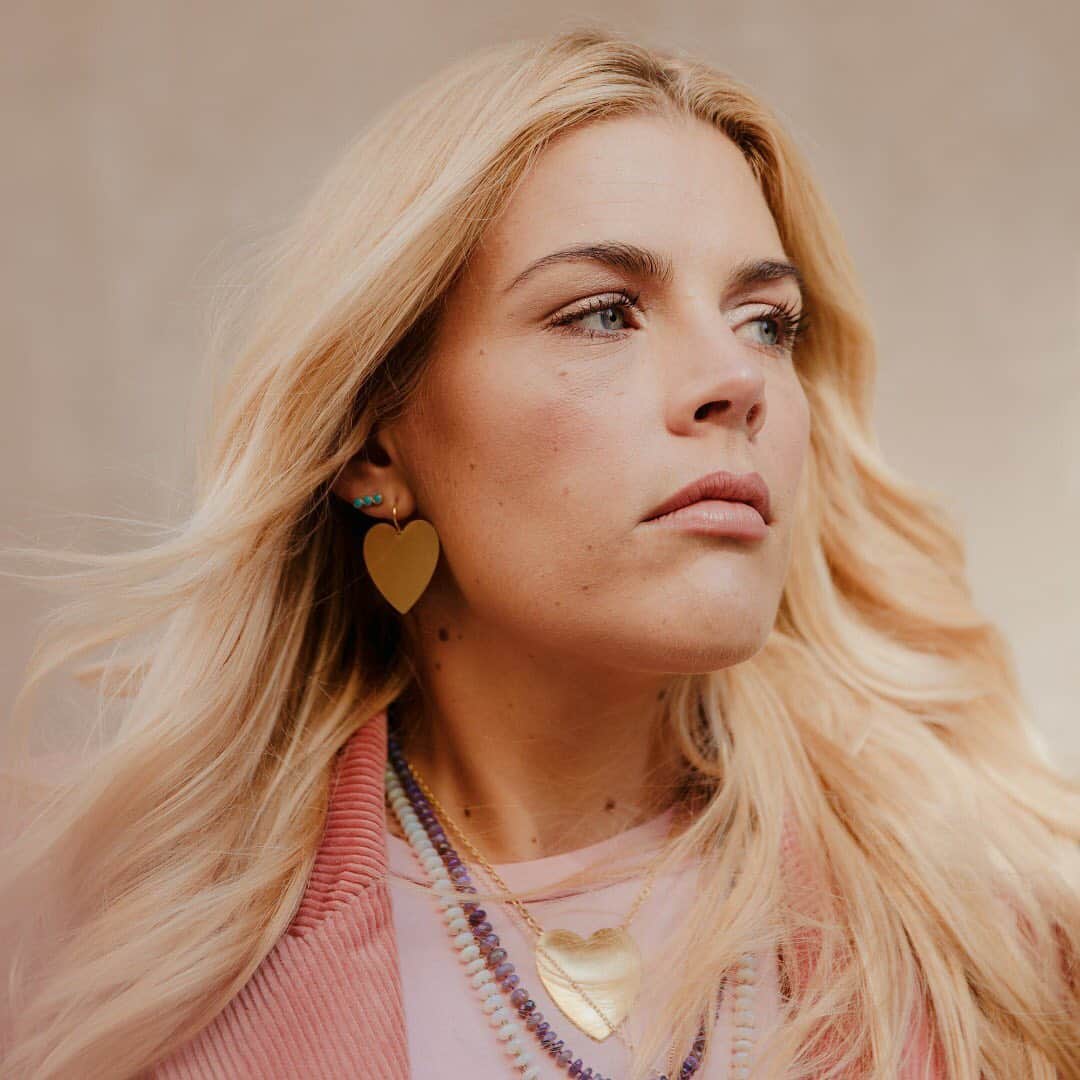 ニューヨーク・タイムズさんのインスタグラム写真 - (ニューヨーク・タイムズInstagram)「Thousands of women have shared abortion stories with #YouKnowMe. Busy Philipps was the first. She opened up last week about her abortion at 15 in a plea to protect women’s reproductive rights. On Tuesday, after reading about the abortion ban in Alabama, she decided to get other women to join her with the hashtag. “Women deserve compassion and understanding in their personal health choices,” Busy said. “This is something a lot of people experience and go through in their lives, and it’s a health care decision like many health care decisions.” @nytimesfashion spoke with @busyphilipps about speaking out, the response to her story and what comes next. Visit the link in our profile to read the interview, and follow @nytgender for more stories on women’s issues, gender and identity. @tawnibannister shot this photo.」5月17日 0時58分 - nytimes