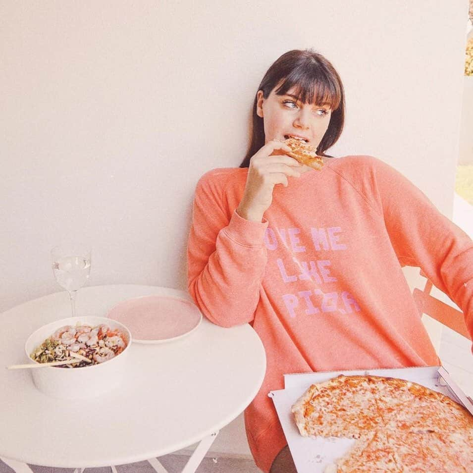 ワイルドフォックスクチュールさんのインスタグラム写真 - (ワイルドフォックスクチュールInstagram)「Love me like pizza, xo #wildfox & @moustachic #wildfoxsweatshirt #pizza #pizzaforever #cozy #soft #truelove #pizzaismyboyfriend」5月17日 1時03分 - wildfoxcouture