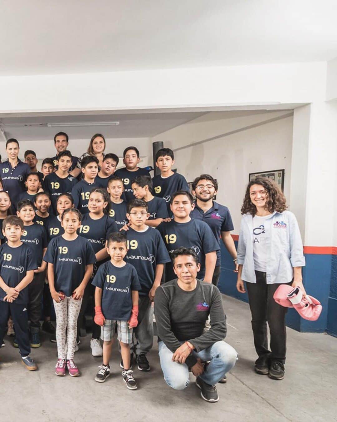 IWCさんのインスタグラム写真 - (IWCInstagram)「IWC Brand Ambassador @adrianalima took part in a boxing session with children who are participating in an initiative called CAPAZ (Campeones de la Paz or ‘Peace Champions’), in Mexico City. Organized by the association @traso_ac and supported by @laureussport, this initiative brings together boxing, education and personal development to prevent violence and crime in some of the most deprived areas in Mexico City. #IWCLaureus #SportForGood」5月17日 1時05分 - iwcwatches