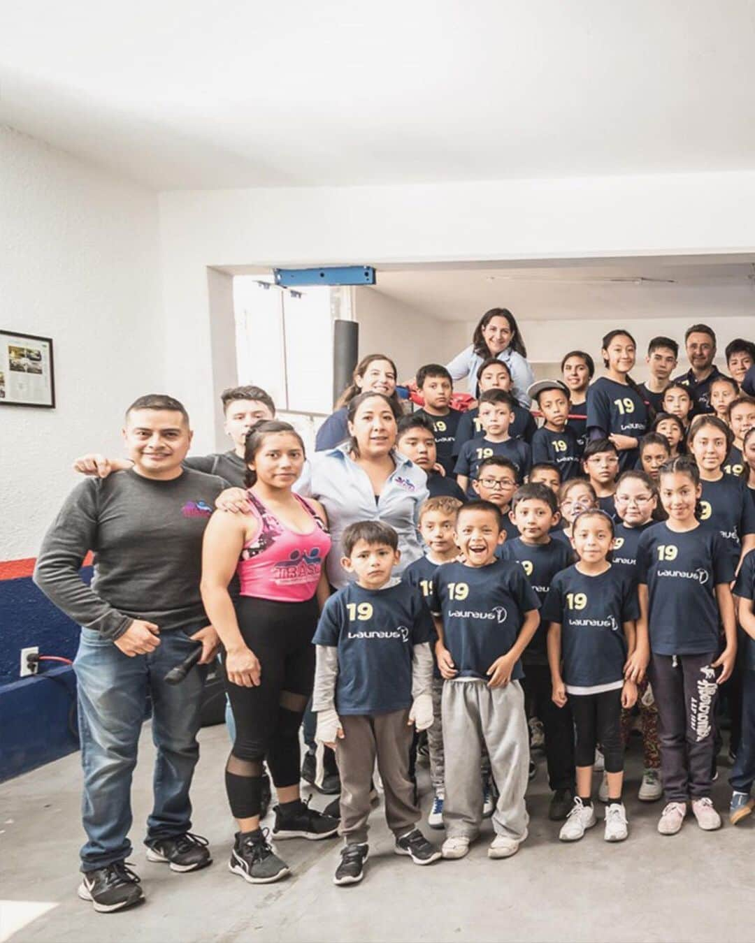 IWCさんのインスタグラム写真 - (IWCInstagram)「IWC Brand Ambassador @adrianalima took part in a boxing session with children who are participating in an initiative called CAPAZ (Campeones de la Paz or ‘Peace Champions’), in Mexico City. Organized by the association @traso_ac and supported by @laureussport, this initiative brings together boxing, education and personal development to prevent violence and crime in some of the most deprived areas in Mexico City. #IWCLaureus #SportForGood」5月17日 1時05分 - iwcwatches