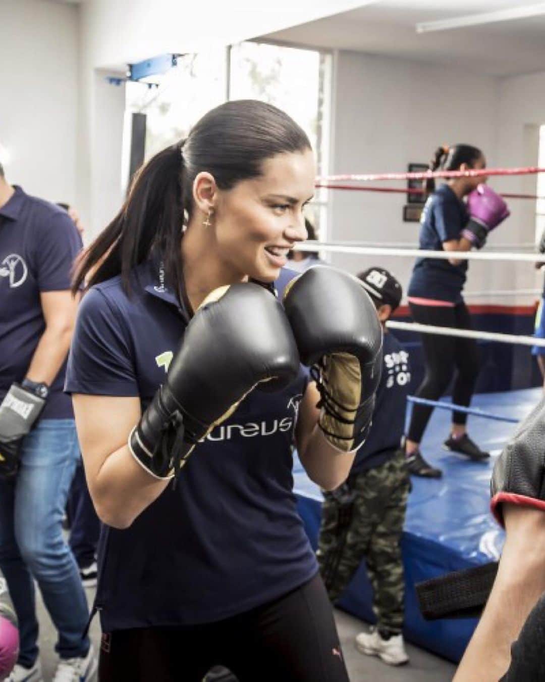 IWCさんのインスタグラム写真 - (IWCInstagram)「IWC Brand Ambassador @adrianalima took part in a boxing session with children who are participating in an initiative called CAPAZ (Campeones de la Paz or ‘Peace Champions’), in Mexico City. Organized by the association @traso_ac and supported by @laureussport, this initiative brings together boxing, education and personal development to prevent violence and crime in some of the most deprived areas in Mexico City. #IWCLaureus #SportForGood」5月17日 1時05分 - iwcwatches