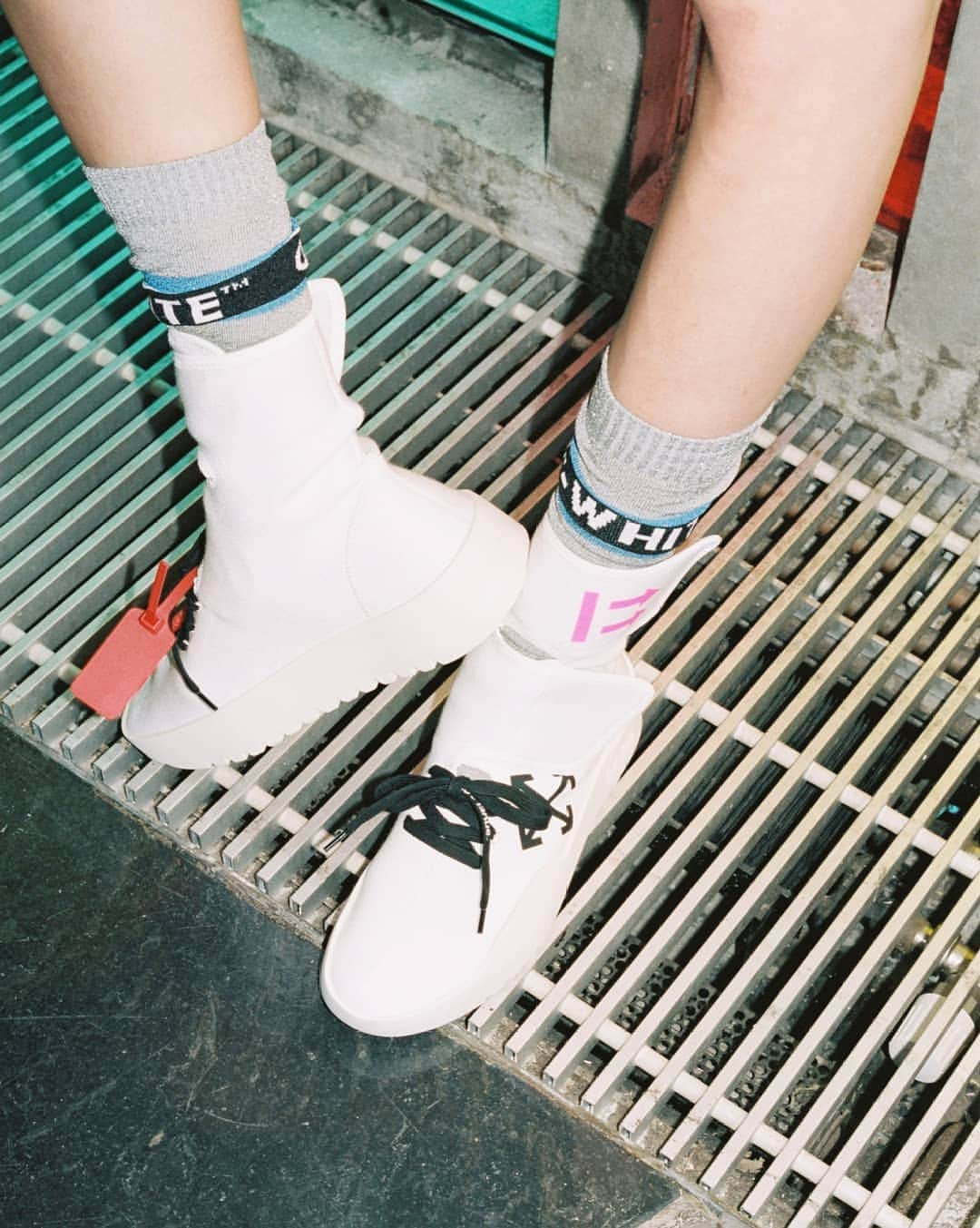 OFF-WHITE C/O VIRGIL ABLOHさんのインスタグラム写真 - (OFF-WHITE C/O VIRGIL ABLOHInstagram)「resort 19 women's Off-White™ collection titled "No Doubt" at Le Corbusier's Maison du Brésil. CST - 001 sneakers. photography c/o @viktorvauthier」5月17日 1時11分 - off____white