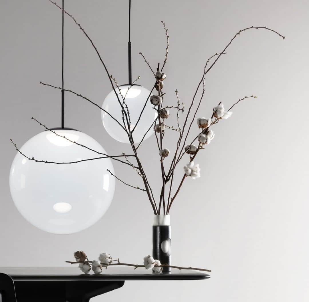 トム ディクソンさんのインスタグラム写真 - (トム ディクソンInstagram)「Are CARVED vessels: Mouth-blown, double layered black and white glass has been acutely cut back to define a series of circular motifs. ⠀ ⠀ #tomdixonCARVED #vessels #floristry  #tomdixon #vase #tomdixonOPAL #flowerarrange #monochrome #interiordesign #table #lighting #interiorlighting」5月17日 1時11分 - tomdixonstudio