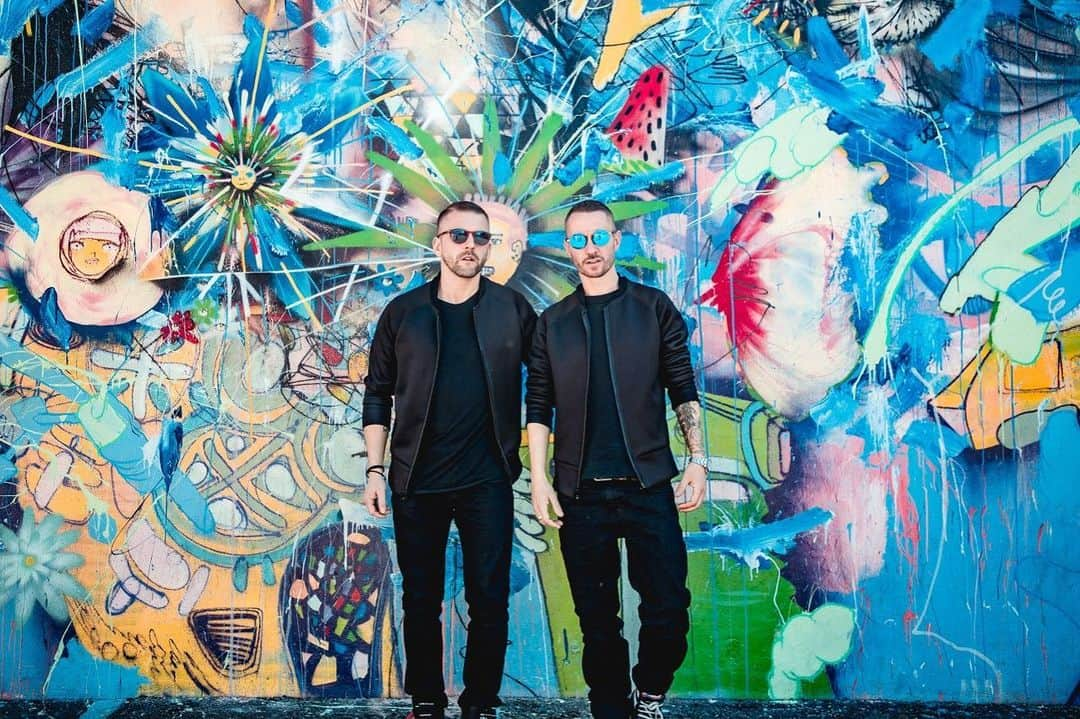 ギャランティスさんのインスタグラム写真 - (ギャランティスInstagram)「here’s us... with some art. happy thursday #seafoxnation 👽👾✨」5月17日 1時20分 - wearegalantis