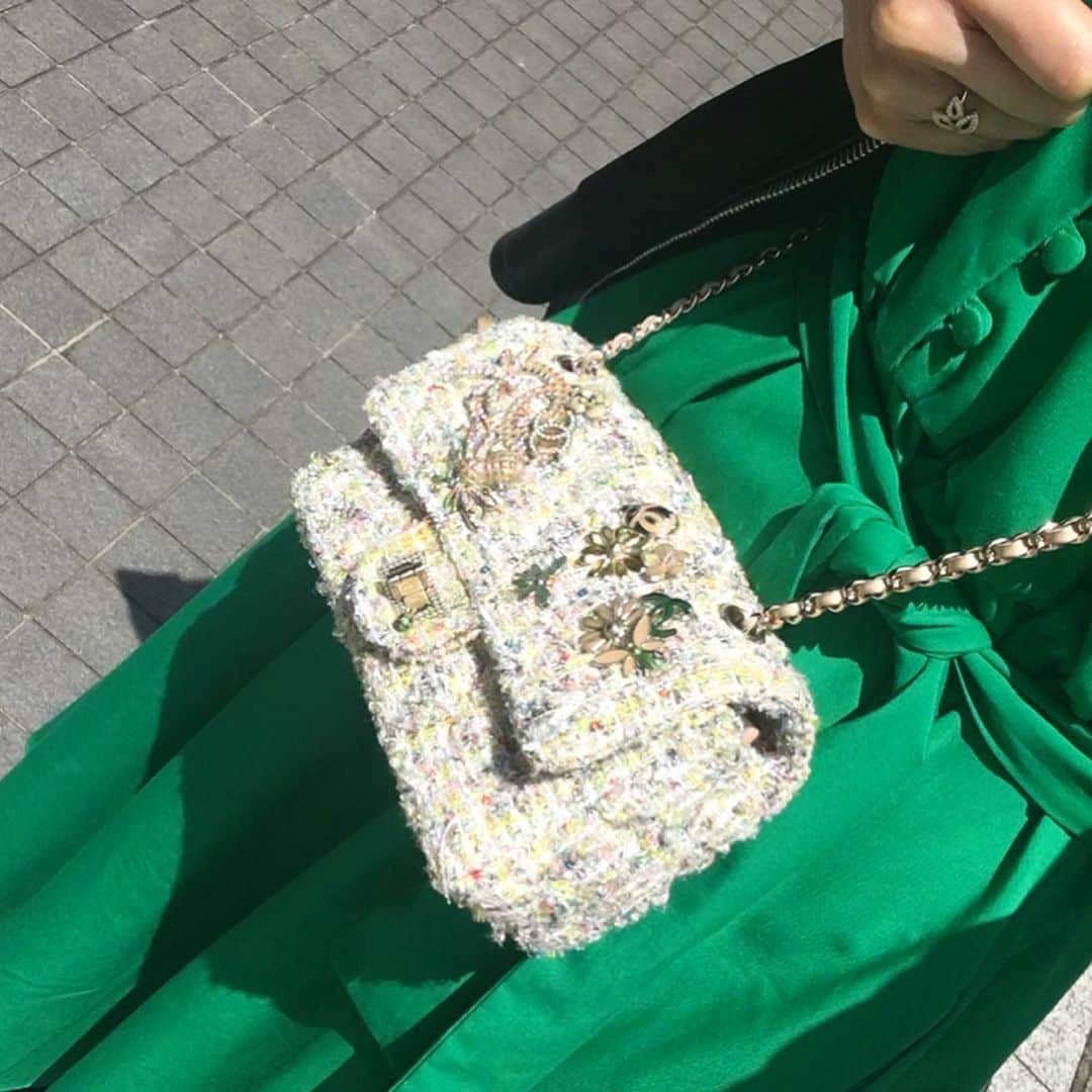 のインスタグラム：「※ Love this @chanelofficial 💛 . このシャネル、宝物💛 . 衝動買いしたけど本当にお気に入り✨ . . #onepiece #zara #bag #chanel #coordinate #ootd #コーディネート #fashion #ファッション」