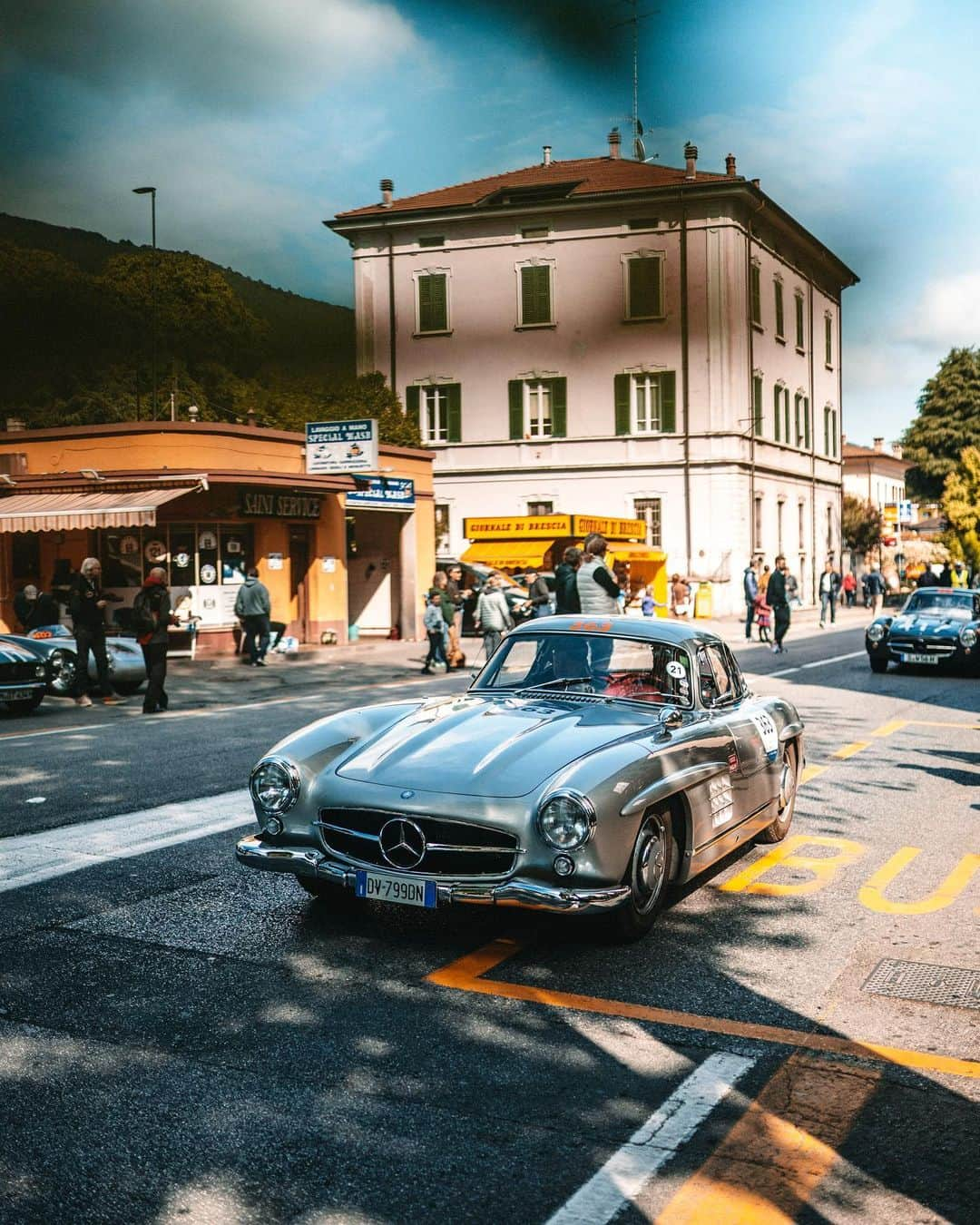 MERCEDES AMG PETRONASさんのインスタグラム写真 - (MERCEDES AMG PETRONASInstagram)「Brescia 👉 Rome 👉 Brescia 🗺 Seven iconic @mercedesbenz 300 SLs, 1,000 miles! 😍😍😍 #MBmille 2019... Let’s go! 👊 • #MercedesBenz #MBclassic #Mercedes #Benz #300SL #Gullwing #ClassicCars #MilleMiglia #1000Miglia #ClassicCar #InstaCar @mercedesbenzmuseum」5月17日 1時25分 - mercedesamgf1