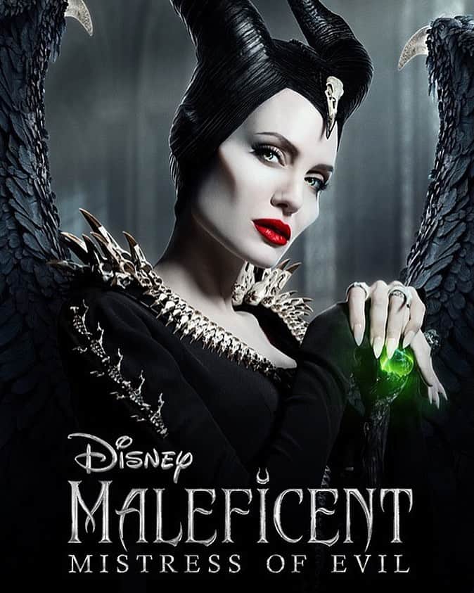 Just Jaredさんのインスタグラム写真 - (Just JaredInstagram)「Angelina Jolie looks so fierce on the new “Maleficent: Mistress is Evil” poster. Go to the link in bio to see the full poster, also featuring Elle Fanning and Michelle Pfeiffer. #AngelinaJolie #Maleficent Photo: Disney」5月17日 1時25分 - justjared