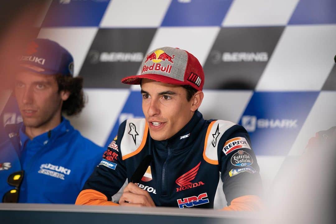 レプソル・ホンダのインスタグラム：「🎙🎙🎙 ⠀⠀⠀⠀⠀⠀⠀⠀⠀ #FrenchGP #25RepsolHonda #Repsol #MotoGP #Honda #Racing #RepsolHonda #HRC #RC213V #MM93 #JL99 #MarcMarquez #JorgeLorenzo #ThePowerOfDreams #Motorcycle #France #LeMans #PressDay #Speaking #Talking #PressConference」