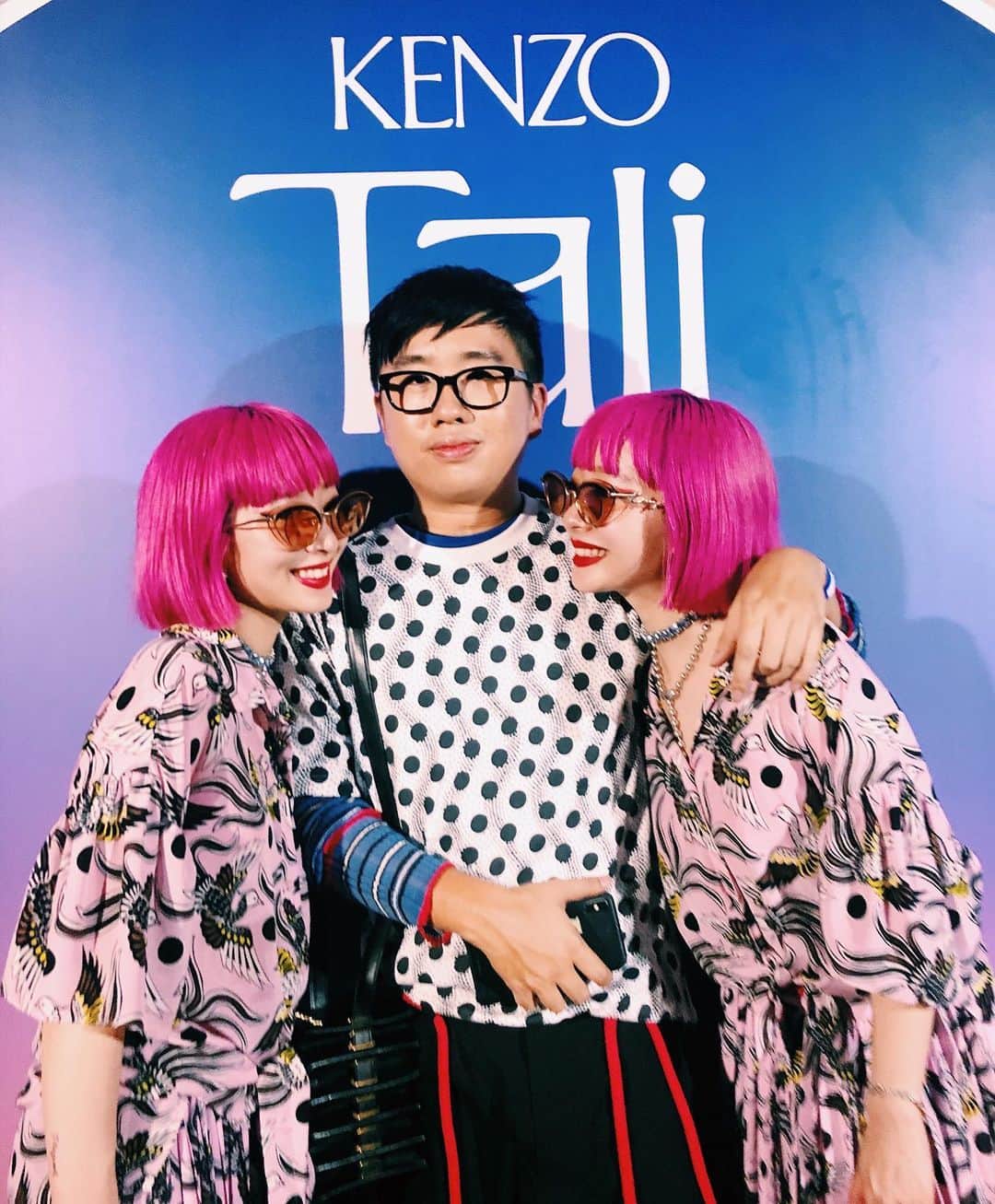 AMIさんのインスタグラム写真 - (AMIInstagram)「@kenzo  New icon bag " TALI"🔥❤️ TALIのlaunch イベントでHong kongに来ています🧚‍♂️ 私達はpinkでスタイリング。  TALI bag pink以外のカラーもとっても可愛いの😍 初 香港とっても楽しい🇭🇰❤️ 初香港がKENZO TALI TOURで来れて嬉しい🥰  #KENZOTALITOUR #KENZO #KENZOTALI」5月17日 1時29分 - amixxamiaya