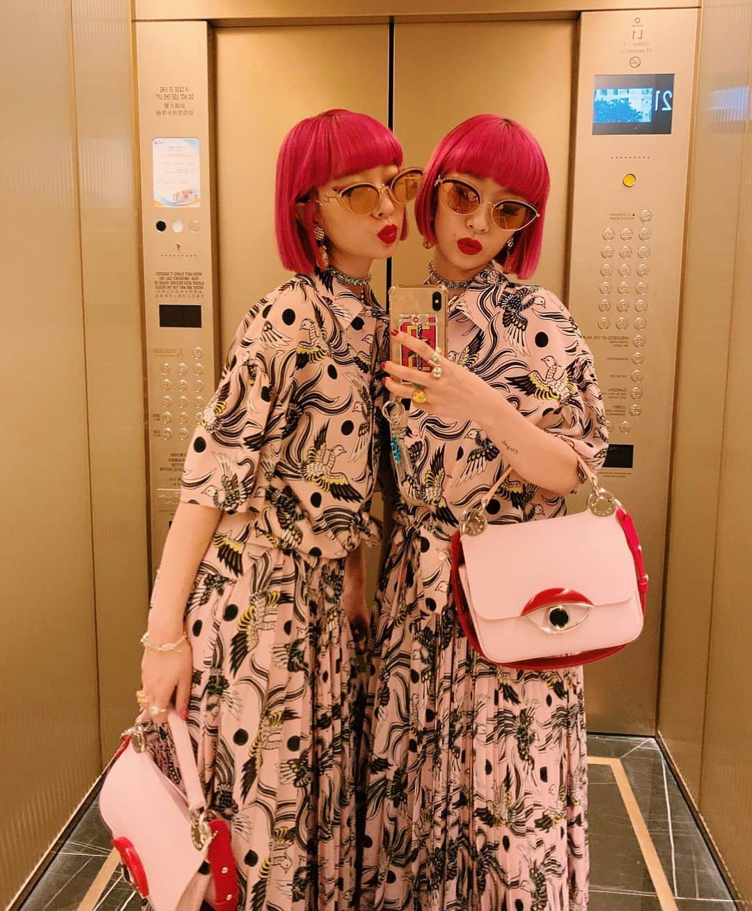 AMIさんのインスタグラム写真 - (AMIInstagram)「@kenzo  New icon bag " TALI"🔥❤️ TALIのlaunch イベントでHong kongに来ています🧚‍♂️ 私達はpinkでスタイリング。  TALI bag pink以外のカラーもとっても可愛いの😍 初 香港とっても楽しい🇭🇰❤️ 初香港がKENZO TALI TOURで来れて嬉しい🥰  #KENZOTALITOUR #KENZO #KENZOTALI」5月17日 1時29分 - amixxamiaya