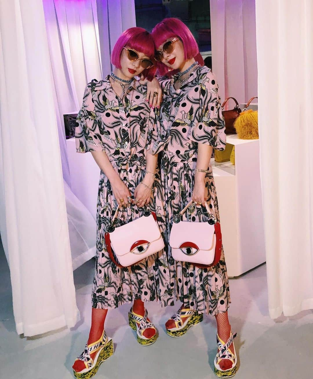 AMIさんのインスタグラム写真 - (AMIInstagram)「@kenzo  New icon bag " TALI"🔥❤️ TALIのlaunch イベントでHong kongに来ています🧚‍♂️ 私達はpinkでスタイリング。  TALI bag pink以外のカラーもとっても可愛いの😍 初 香港とっても楽しい🇭🇰❤️ 初香港がKENZO TALI TOURで来れて嬉しい🥰  #KENZOTALITOUR #KENZO #KENZOTALI」5月17日 1時29分 - amixxamiaya