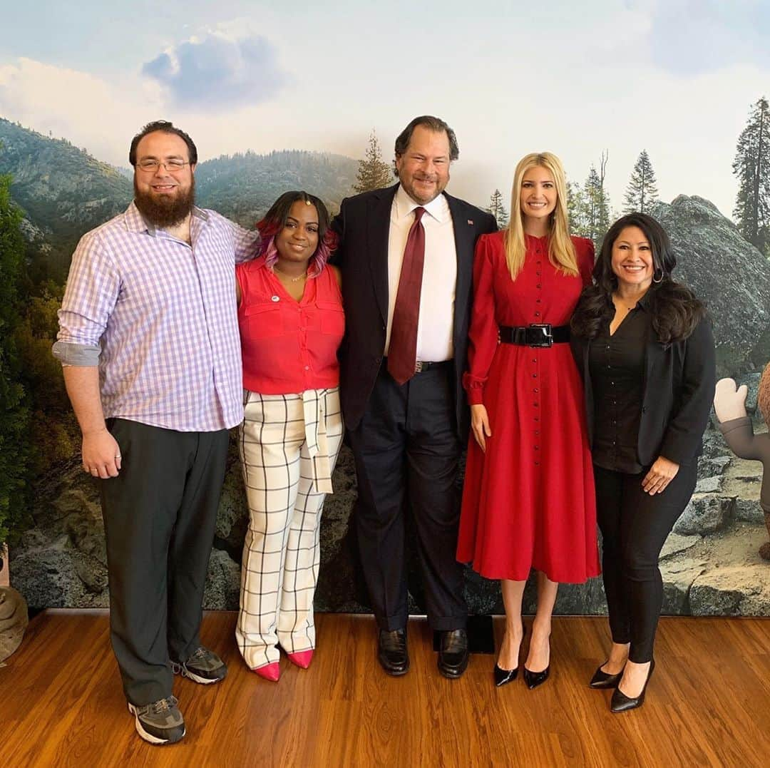 イヴァンカ・トランプさんのインスタグラム写真 - (イヴァンカ・トランプInstagram)「Today, we heard stories of lives transformed by rewarding careers through @salesforce visionary approach to online learning.‬ ‪Thank you @Benioff for signing our #PledgetoAmericasWorkers and committing to investing in the skills + talents of 1 MILLION more Americans! ‬ ‪Wow! 👏‬」5月17日 1時32分 - ivankatrump