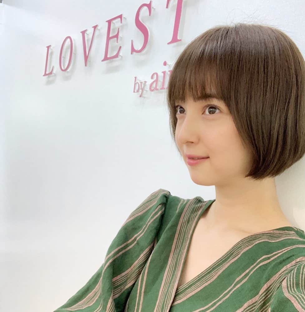 のインスタグラム：「どこ見てんの佐々木さんww  とりあえず今は髪伸ばしてます。  今はとりあえずボブに変更中〜💇‍♀️ カラーは少し明るめに変更して  スモークベージュにしました〜  #haircut #hairstyle #haircolor #hair #hairstyles #hairs #air #lovest #workout #beauty #summer #fashion #佐々木希 #筋肉 #美容師 #筋肉美容師」