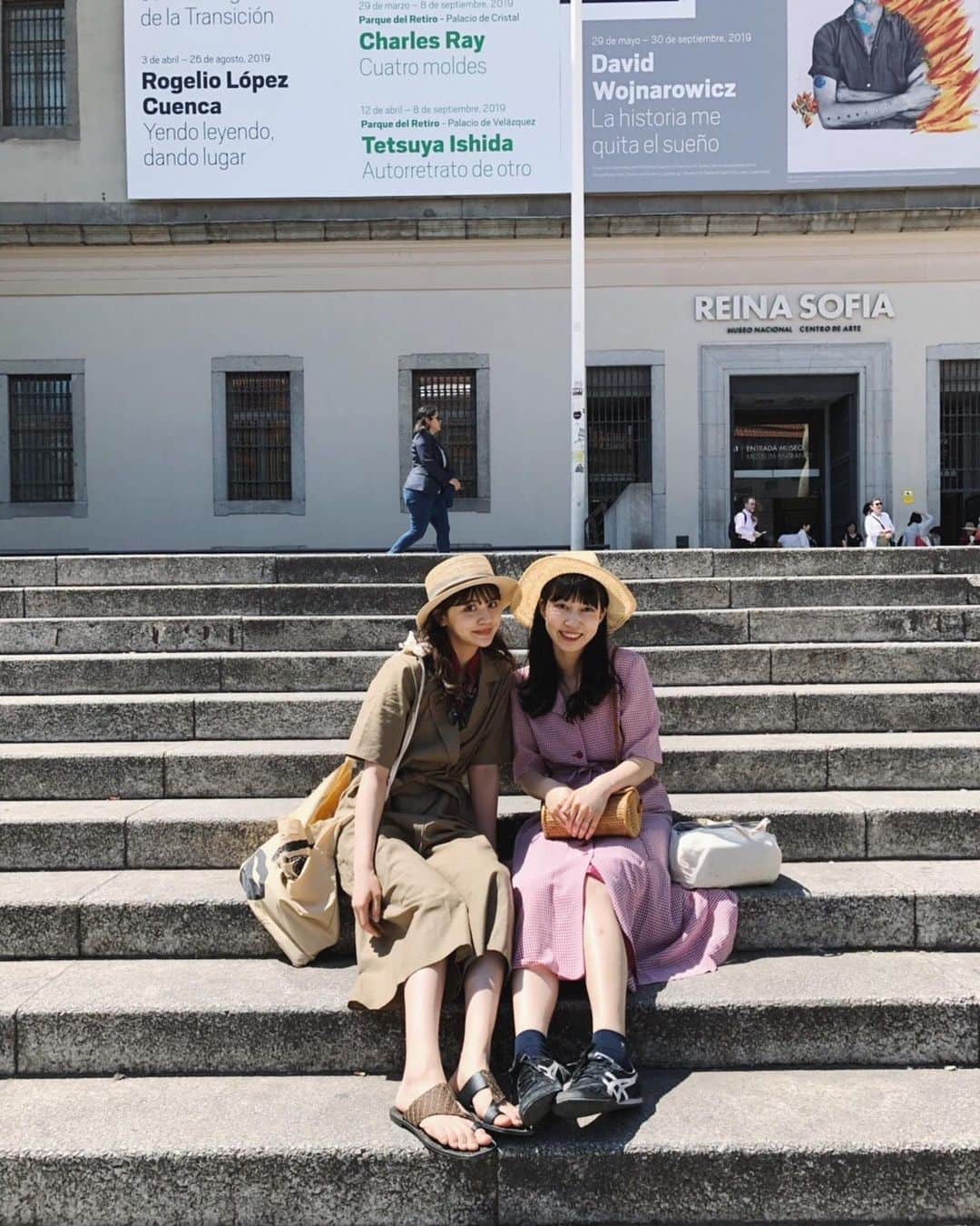 村田倫子さんのインスタグラム写真 - (村田倫子Instagram)「今日は、原田マハさんの暗幕のゲルニカを読んでずっと行きたかった、#ソフィア王妃芸術センター へ。午後はスペインの古都トレドまで足を伸ばして大聖堂やエルグレコの作品をみてきました。 16世紀から変わらない街並み、とっても素敵で(写真で伝わらないの悔しい)、もし、1日しかスペインに居られないのなら、迷わずトレドへ行け、と言われているのも納得。マドリードからも近いので本当におすすめです。 スペイン色々な魅力がありすぎて、時間が足りないよ〜。 (ずっと歩いているので、とても焼けました笑!ひりひりする〜) 写真の1枚目は#トレド大聖堂 のゴシック様式の主祭壇です。30mもあるのよ、、、。 #スペイン旅行  #Toledo #Madrid」5月17日 1時42分 - rinco1023