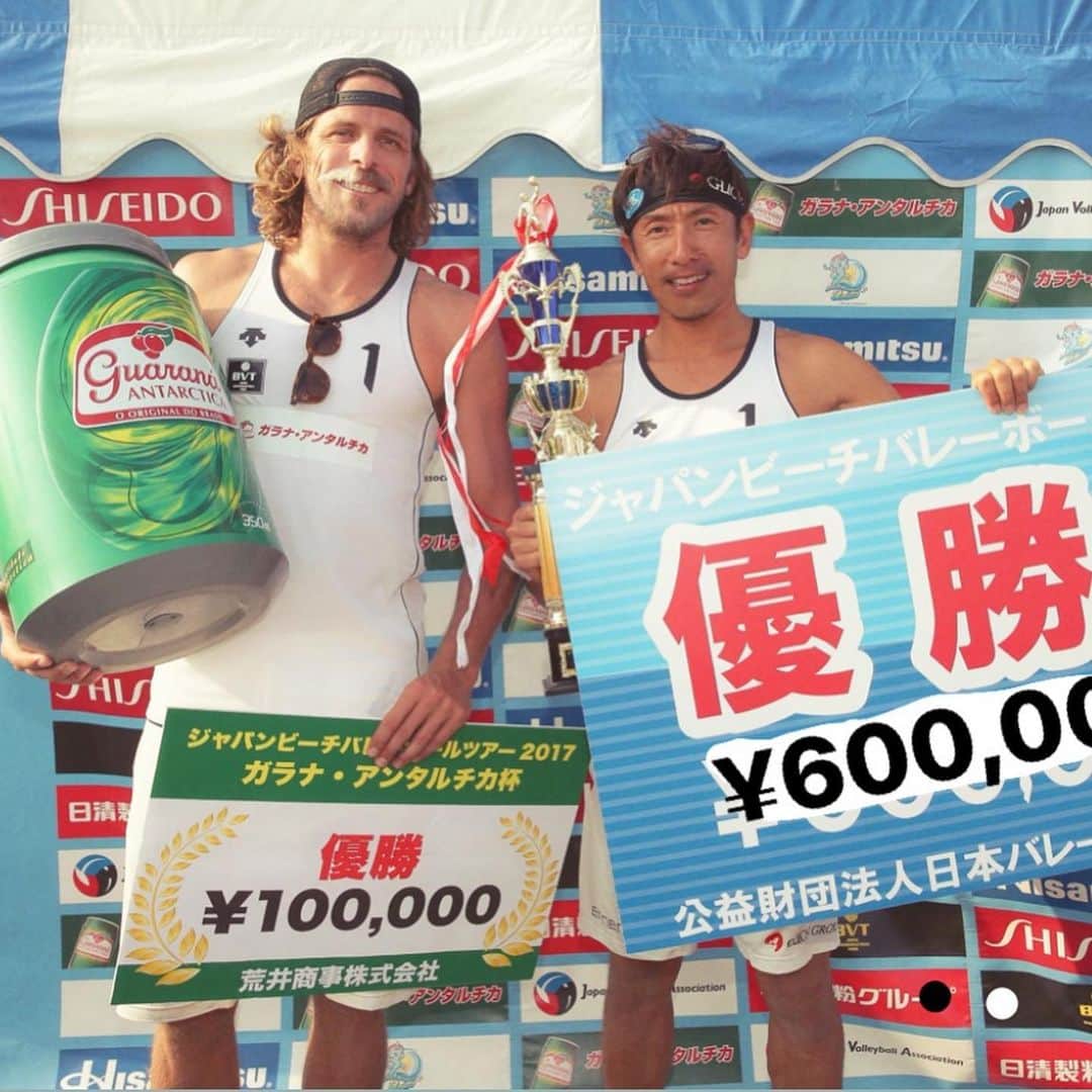 西村晃一さんのインスタグラム写真 - (西村晃一Instagram)「Japan Beach volleyball Tour opens on May 18.19th in Hiratsuka Kanagawa  5月18.19日平塚ビーチパークで国内ビーチバレーツアーの開幕戦です。 チームとしては2019年〜LAキャンプからスタートし、パートナー @daisuke____shibata とここまで共に練習に励んできました。 ぼくに毎日毎日怒鳴られ、あっという間にジャパンツアーの開幕戦を迎えようとしています。 まだまだ未完成で、ぼくのイメージしている頂上には、まだ五合目くらいですが、これからペースを上げて登っていくつもりです！ 今週末平塚是非応援お願いします📣 ちなみに今年は優勝賞金この金額にあがってます！ がんばろっと！  #japantour #japanbeachvolleyballtour #beachvolleyball  #hiratsuka  #ガラナアンタルチカ杯  @shakesbeer_ と優勝 #koichinishimura  #西村晃一 #柴田大助 #2020tokyo  #Itec #tamachanshop  #mjg接骨院  #ennerre_jp  #beachvolleyball」5月17日 1時42分 - koichi.nishimura