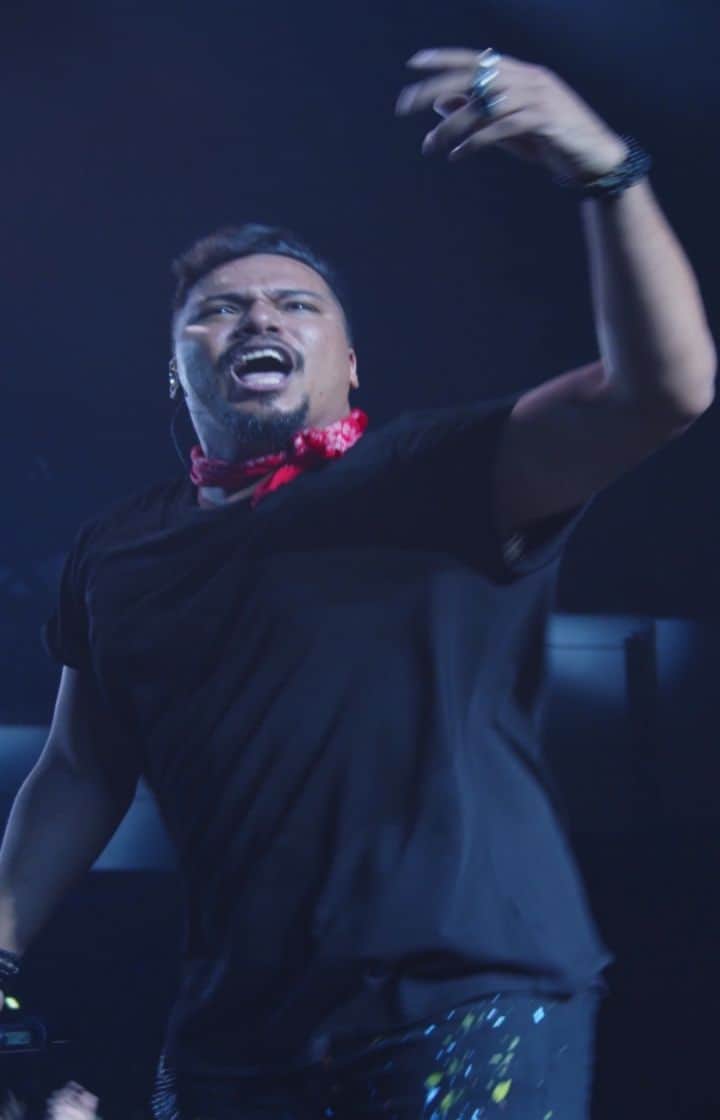 Sorriso Marotoのインスタグラム：「Um #tbt de uma noite mágica! Estreia do show #AoCuboAoVivoEmCores」