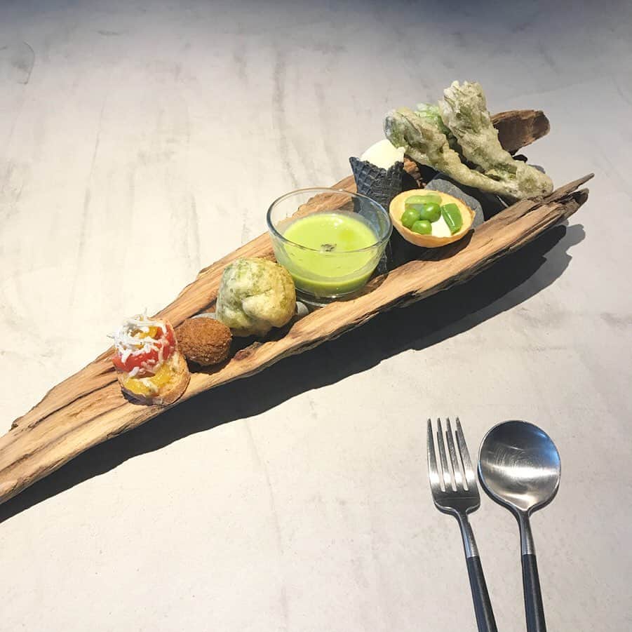 のインスタグラム：「#箱根本箱  の #レストラン #オーガニック＆クレンジング #ディナーコース #オープンキッチンカウンター席 #相模湾や駿河湾の魚介 #箱根ローカルガストロのミー #流木にのったアミューズ 楽しい❣️ ヘルシーでからだも喜ぶメニュー #お腹いっぱい#完食 #美味しかった😋 #マエノリグルメ」