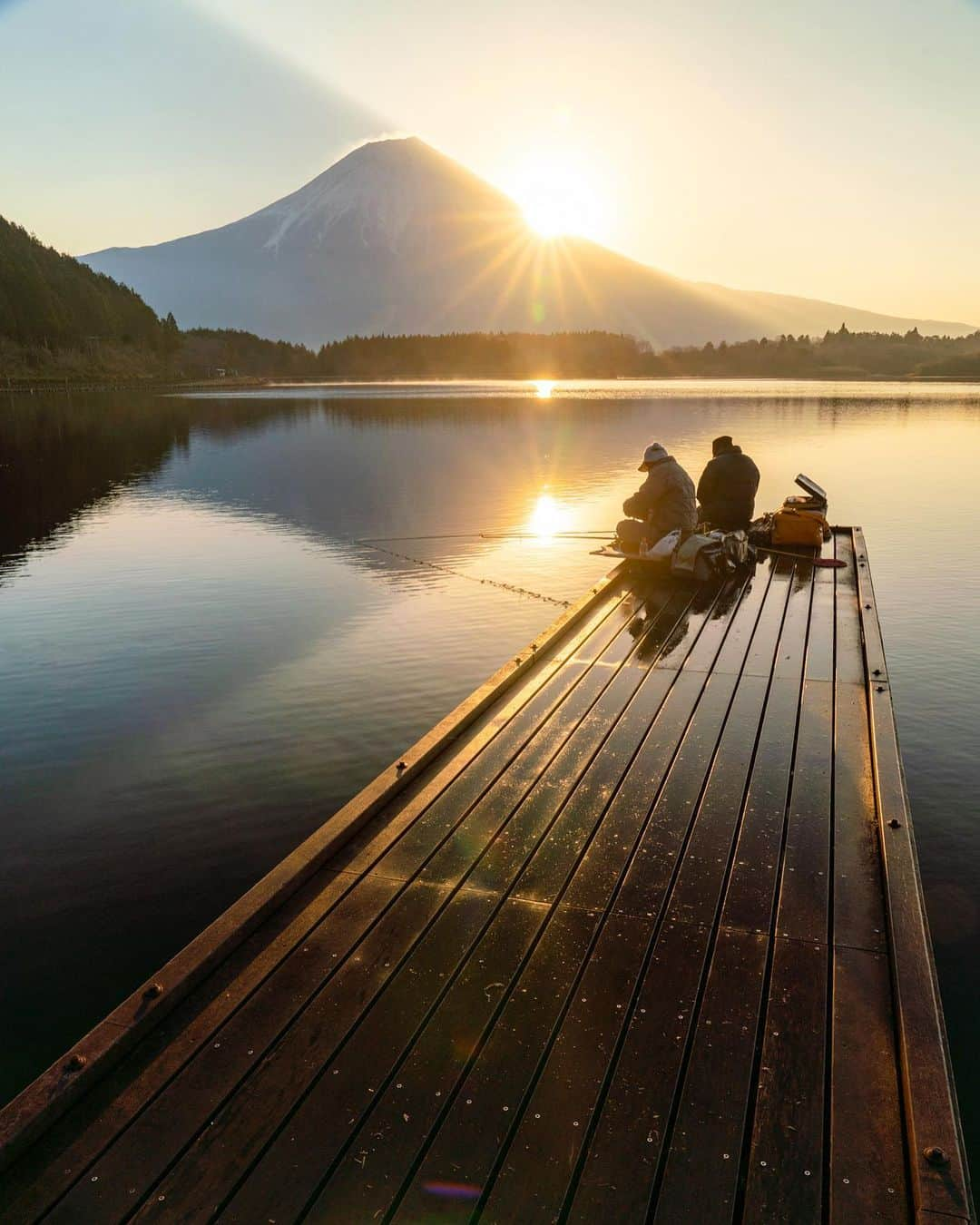 クリス・バーカードさんのインスタグラム写真 - (クリス・バーカードInstagram)「I find great peace knowing there are cultures where things like morning rituals & friendship are still a priority. These two fisherman were here well before the sunrise simply talking & prepping tackle like it was another day, paying no regard to the beauty of the sunrise over Mt Fuji. .  It felt like a good personal reminder to myself, someone who has prioritized work and chasing beauty like this over friendship for many years.」5月17日 1時48分 - chrisburkard