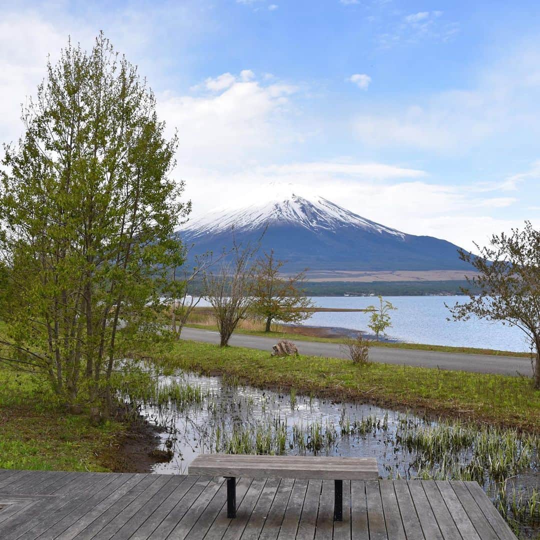 がんちゃんさんのインスタグラム写真 - (がんちゃんInstagram)「#てんタッキー富士山の旅  3日目 2019年5月9日  前日の絶景が忘れられずまた「山中湖交流プラザきらら」へ。 富士山とトーテムポール。 富士山と柴尻。 前日とは少し雪の量が違う富士山🗻  そしてこれまた富士山バックの朝ご飯タイム♪  富士山をバックに水辺の遊歩道があり本当に素敵な場所でした😊」5月16日 17時00分 - kota2ann