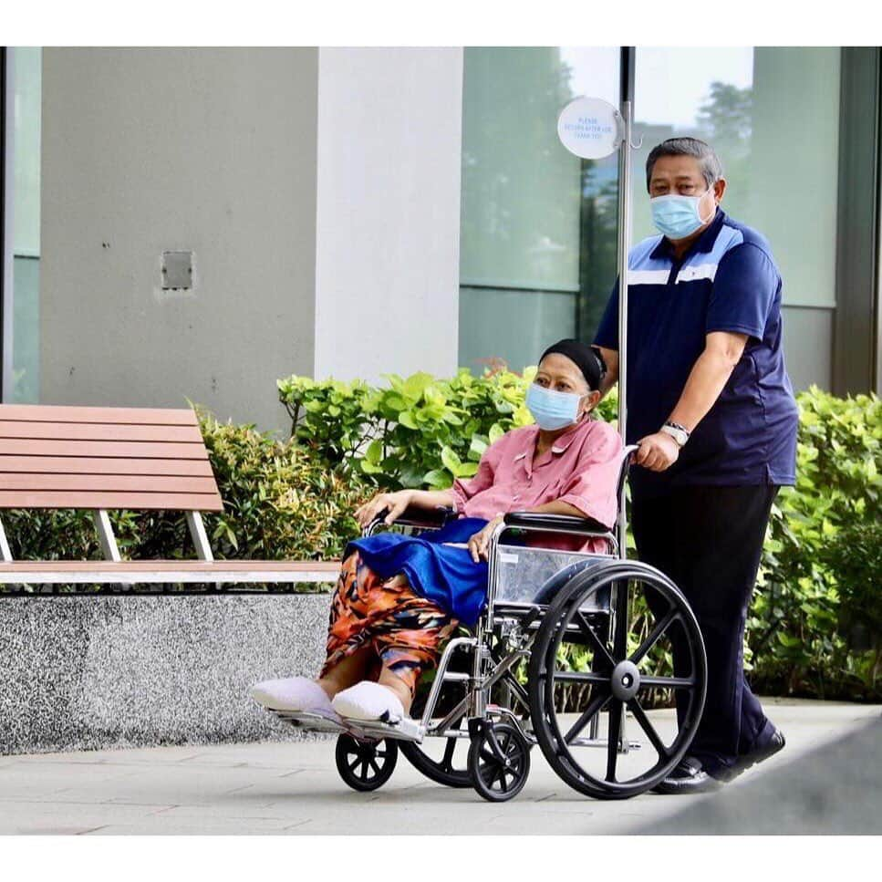 アニ・ユドヨノのインスタグラム：「Alhamdulillah setelah 3 bulan tidak menghirup udara segar, hari ini saya diperkenan dokter keluar ruangan untuk melihat hijaunya daun, birunya langit dan segarnya udara walau hanya 1-2 jam. Terima kasih Ya Allah.... Semoga kesehatanku semakin pulih. Mohon doa teman-teman semua.  #alhamdulillah」