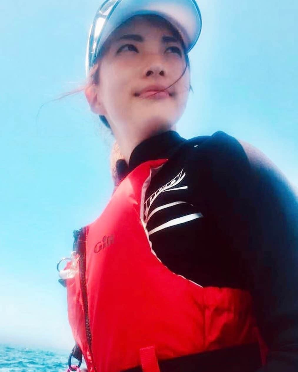 工藤沙織さんのインスタグラム写真 - (工藤沙織Instagram)「⛵️ヨットでジブラルタル海峡縦断⛵️ . 最近SHOWROOMの前田さんのご著書「メモの魔力」の最後についている自己分析の問いについて考える時間をとっているのですが、私の人生の中で大きな転機でもあったヨットでの挑戦について書いておこうと思います。  大学卒業後就職した建築関係の会社で営業をしていたけれど、ある時原因不明で布団から起き上がれなくなってしまい、ドクターストップで退職することになりました。  寝たきりの時に友人の楽しんでいる姿や、活躍している姿をSNSの中で見かけては「なんで私だけこんなことになったのだろう」と自己嫌悪に陥る日々。  でも私は自分の人生を諦めたくなくて。  体調も少しずつ良くなってきたとき、 あるご縁で今までやったことのないヨットにチャレンジすることになりました。  そしてスペインとモロッコの間にある、ジブラルタル海峡の縦断へ仲間と挑戦することになりました。  練習期間は3ヶ月。  毎週末葉山マリーナに通い、練習を重ねましたが、私本当にトロくて。  ヨットの上では死と隣り合わせ。  一つの行動のミスやスピードが命取りになります。  ヨットの上のミスは実は日頃の生活や自分の思考の癖などからくることが練習をする中でよくわかりました。  だから日頃の習慣から変えなければなりませんでした。  現地でのサポート艇やヨットのレンタルも行い、ついに迎えた縦断当日。  天候も心配されていましたが、驚くほどの快晴。  ヨットが進み辛いと思うくらい風もありませんでした。  タンカーが100隻はゆうに行き交う海峡だと聞いていたけれど、10隻くらいが停泊しているだけで全てに恵まれました。  ヨットの上から見渡す海は格別で、清々しくて、こんな素晴らしい景色を見られるなんて1年前の私には想像もつきませんでした。  そしてついに8時間30分かけて42キロの海峡を縦断することができました。  モロッコの砂浜に降り立とうとした瞬間、ヨットのブームが直撃、血が吹き出るハプニングが、、 . . またジブラルタルにサポート艇で帰るとき、10頭以上のイルカが一緒に泳いでくれて、まるで海峡縦断成功を祝福してくれているようでした。🐬 . . . なんでいつもそんなに頑張ってるの？と自己啓発のフロントエンドのイベントで問われたことがあって、誰かに褒められたいのかなとか色々考えてそのときは答えがハッキリ出なかったのだけど。  何かに常にチャレンジする人生が私は好き。  誰かに褒められたい、認められたいとかはなくて自分が納得するワクワクする人生を歩みたいからチャレンジしているのだと思います。 . 正直この5年の中で色々なことが起こったけれど、今思い返せば全部全部その時々で気づきがあって自分のためになっている。 . . これからもチャレンジし続ける人生、歩みます💓 . 人生はいつからでも変えられる。  #チャレンジ #yachting #ジブラルタル海峡 #🇬🇮 #Gibraltar #lovemyself  #自分を認める #自分を愛する #自己肯定感 #saorikudo #工藤沙織 #model #japanese」5月16日 17時02分 - sally.kudo