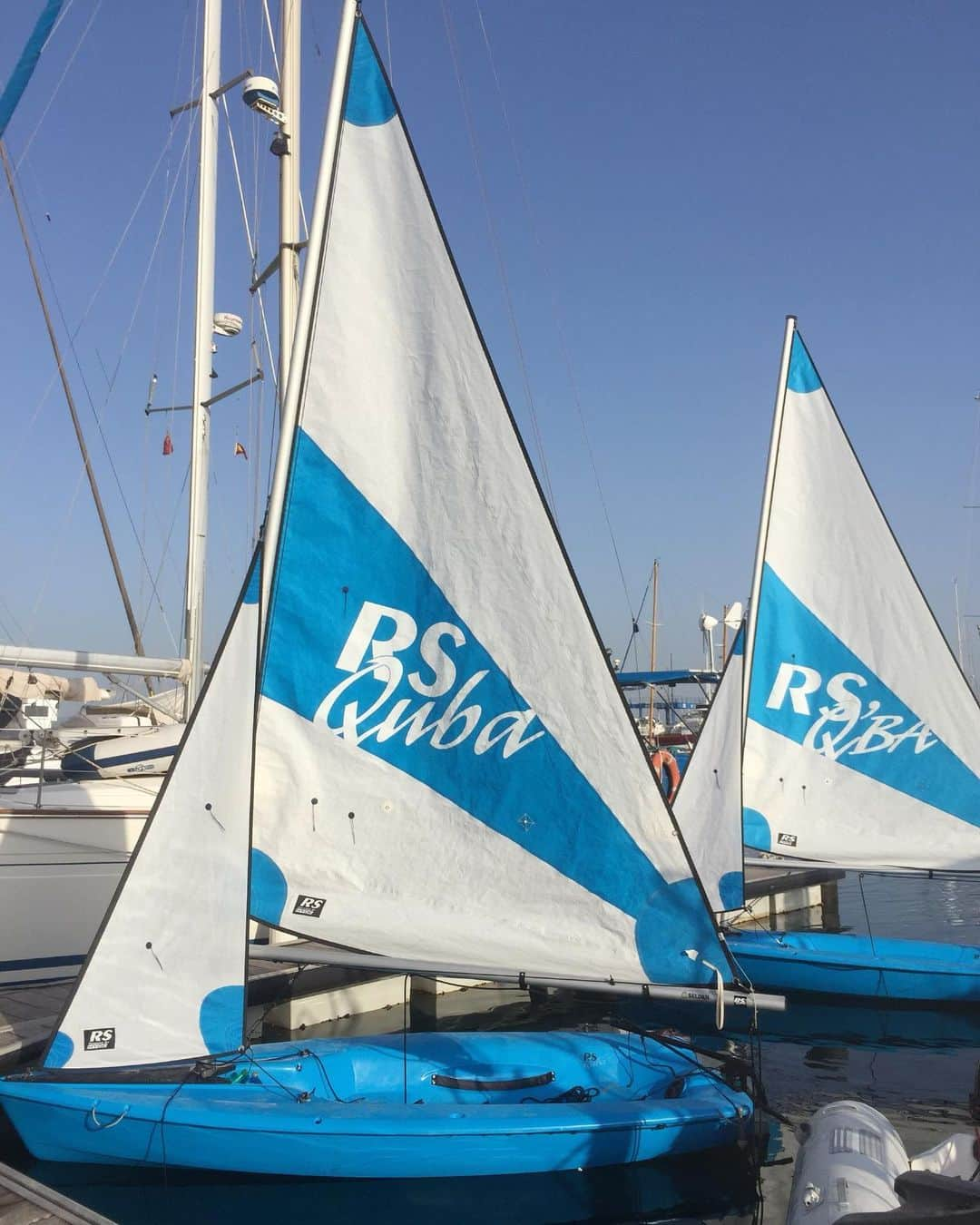 工藤沙織さんのインスタグラム写真 - (工藤沙織Instagram)「⛵️ヨットでジブラルタル海峡縦断⛵️ . 最近SHOWROOMの前田さんのご著書「メモの魔力」の最後についている自己分析の問いについて考える時間をとっているのですが、私の人生の中で大きな転機でもあったヨットでの挑戦について書いておこうと思います。  大学卒業後就職した建築関係の会社で営業をしていたけれど、ある時原因不明で布団から起き上がれなくなってしまい、ドクターストップで退職することになりました。  寝たきりの時に友人の楽しんでいる姿や、活躍している姿をSNSの中で見かけては「なんで私だけこんなことになったのだろう」と自己嫌悪に陥る日々。  でも私は自分の人生を諦めたくなくて。  体調も少しずつ良くなってきたとき、 あるご縁で今までやったことのないヨットにチャレンジすることになりました。  そしてスペインとモロッコの間にある、ジブラルタル海峡の縦断へ仲間と挑戦することになりました。  練習期間は3ヶ月。  毎週末葉山マリーナに通い、練習を重ねましたが、私本当にトロくて。  ヨットの上では死と隣り合わせ。  一つの行動のミスやスピードが命取りになります。  ヨットの上のミスは実は日頃の生活や自分の思考の癖などからくることが練習をする中でよくわかりました。  だから日頃の習慣から変えなければなりませんでした。  現地でのサポート艇やヨットのレンタルも行い、ついに迎えた縦断当日。  天候も心配されていましたが、驚くほどの快晴。  ヨットが進み辛いと思うくらい風もありませんでした。  タンカーが100隻はゆうに行き交う海峡だと聞いていたけれど、10隻くらいが停泊しているだけで全てに恵まれました。  ヨットの上から見渡す海は格別で、清々しくて、こんな素晴らしい景色を見られるなんて1年前の私には想像もつきませんでした。  そしてついに8時間30分かけて42キロの海峡を縦断することができました。  モロッコの砂浜に降り立とうとした瞬間、ヨットのブームが直撃、血が吹き出るハプニングが、、 . . またジブラルタルにサポート艇で帰るとき、10頭以上のイルカが一緒に泳いでくれて、まるで海峡縦断成功を祝福してくれているようでした。🐬 . . . なんでいつもそんなに頑張ってるの？と自己啓発のフロントエンドのイベントで問われたことがあって、誰かに褒められたいのかなとか色々考えてそのときは答えがハッキリ出なかったのだけど。  何かに常にチャレンジする人生が私は好き。  誰かに褒められたい、認められたいとかはなくて自分が納得するワクワクする人生を歩みたいからチャレンジしているのだと思います。 . 正直この5年の中で色々なことが起こったけれど、今思い返せば全部全部その時々で気づきがあって自分のためになっている。 . . これからもチャレンジし続ける人生、歩みます💓 . 人生はいつからでも変えられる。  #チャレンジ #yachting #ジブラルタル海峡 #🇬🇮 #Gibraltar #lovemyself  #自分を認める #自分を愛する #自己肯定感 #saorikudo #工藤沙織 #model #japanese」5月16日 17時02分 - sally.kudo