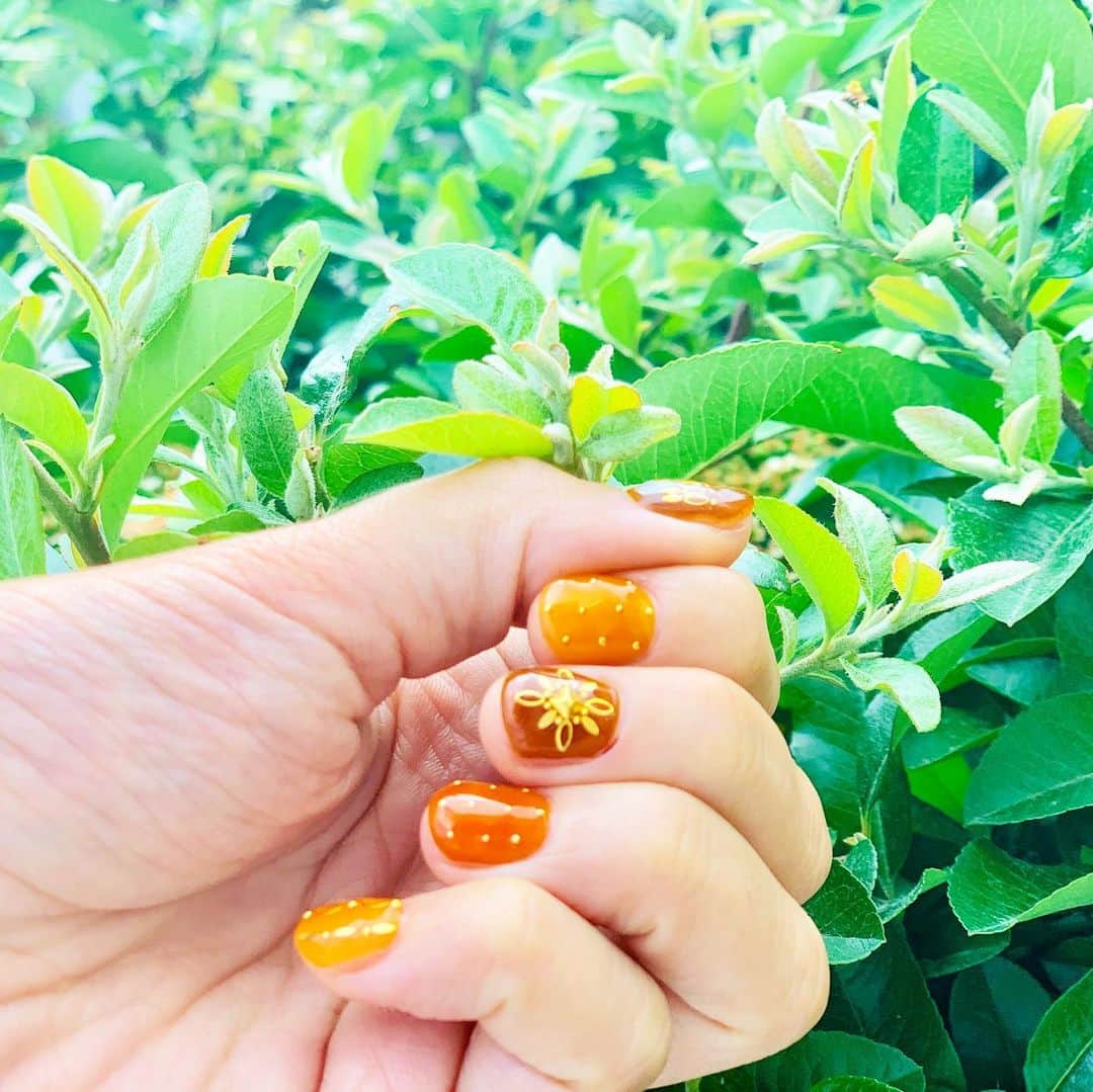 のインスタグラム：「new nail🍀 人生初めてのスタッズnailを してもらいました🌻  エネルギーが出る ちょっぴり大人なデザイン🍀 前田さんが作る 繊細さも  いつみても、本当に美しい  有難うございました🥰 @izumi_nailart  @salon_de_sadam」