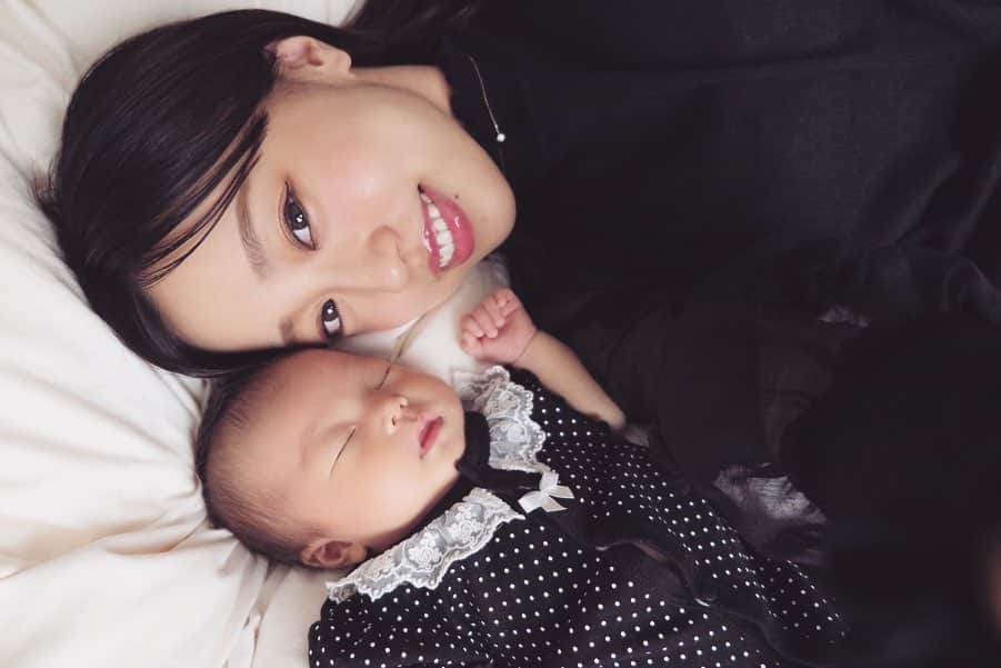 のインスタグラム：「生後28日👶🏻👩🏻﻿ ﻿ 今日で新生児期間が終了です😢﻿ ﻿ 寂しい🥺﻿ ﻿ 3週間目の壁というのがあるらしいのですが、日々のお世話も楽しくて、寝不足も多少はあったけど、、壁はなかった気がするなぁ☺️﻿ ﻿ 本当に本当にあっという間すぎました😭﻿ ﻿ でも成長は嬉しい！！🐥﻿ ﻿ 写真2◆可愛くて食べてしまいたい気持ちを抑える母親の図﻿ ﻿ 写真3◆隣りで何しても全然起きない図﻿ ﻿ ﻿ 明日はいよいよ1ヶ月健診🤱🏻﻿ ﻿ お出掛けも出来るようになるかなぁ💓﻿ ﻿ ﻿ 日々の成長が楽しみです👶🏻❤️﻿ ﻿ ﻿ ﻿ ﻿#新生児  #新生児卒業 #寂しい #赤ちゃん #赤ちゃんのいる生活  #親子  #母と娘 #愛おしい  #親バカ部 #新米ママ #babygirl  #babylove」